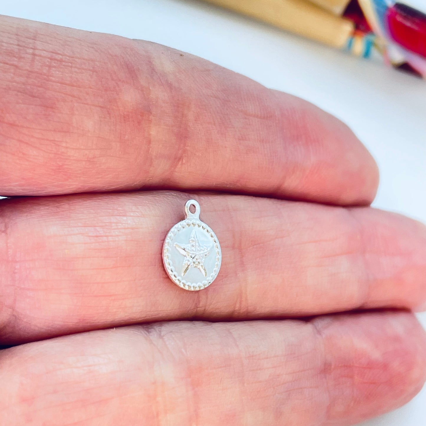 FP1196 Mini Colgante Redondo Diseños de Mar Borde Rutilado Diá. 8 mm más argollita Espesor 1 mm Figura Baño Plata