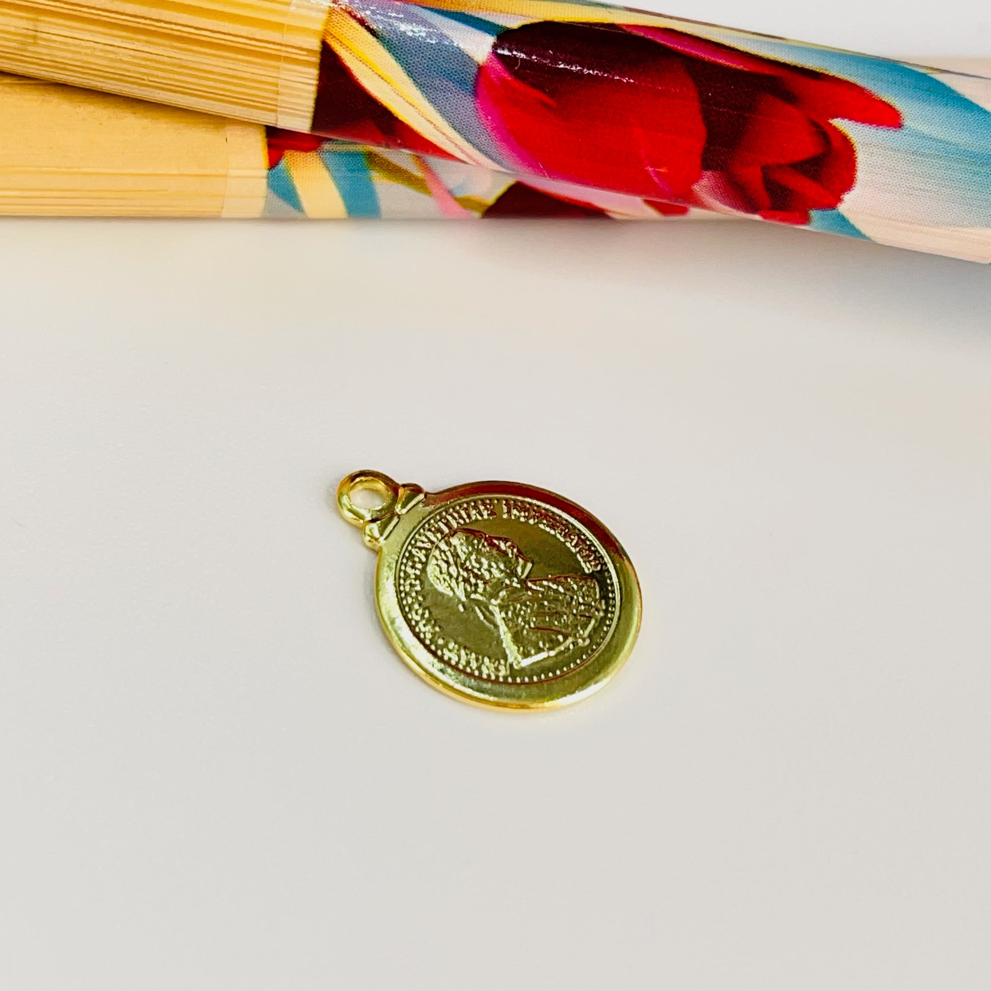 Joyas por Mayor Joyas Bañadas en Oro por Mayor Insumos para Joyas FO1193 Colgante Moneda Austriaca Doble Faz Borde Liso Diá. 11 mm más argollita Espesor 1 mm Figura Baño Oro