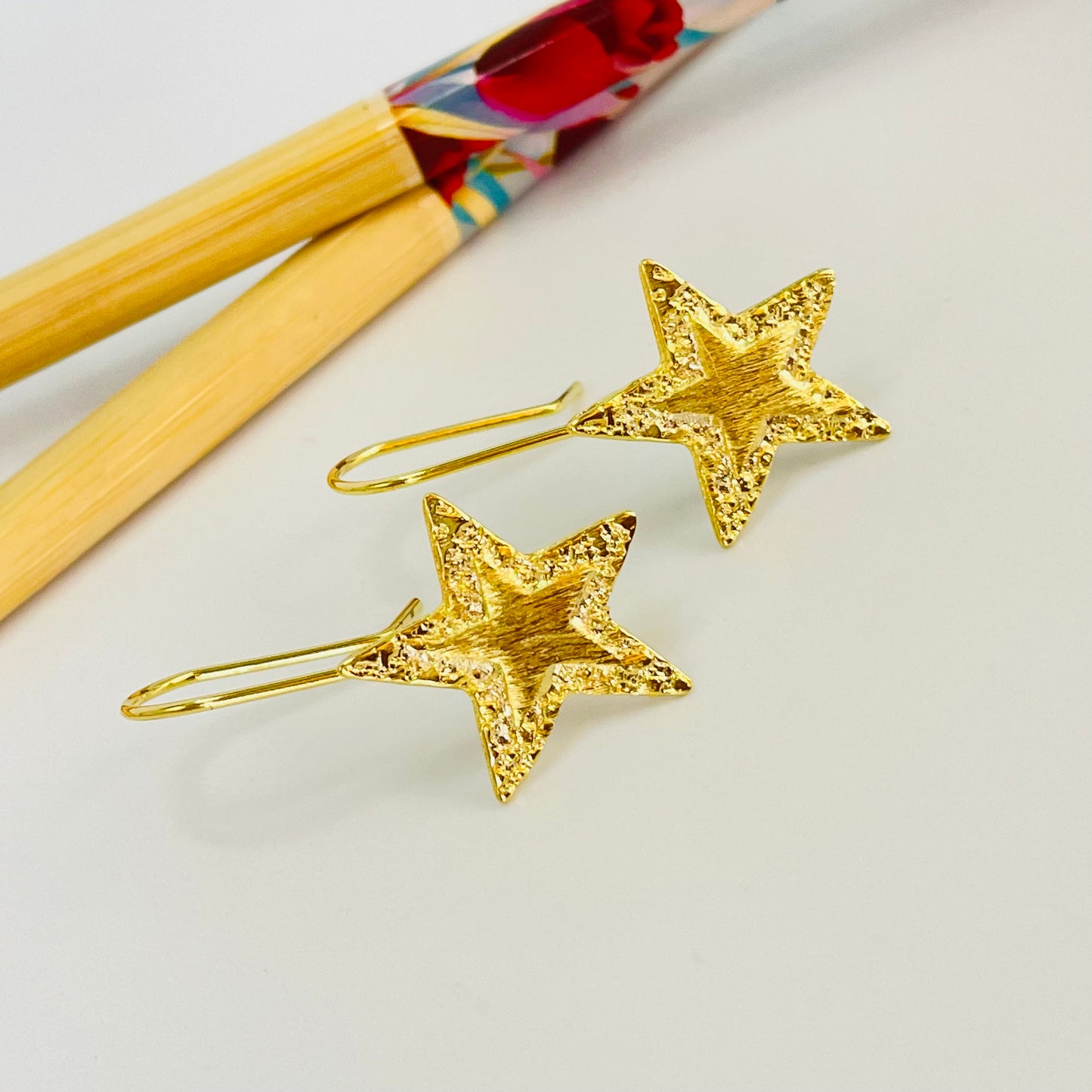 XO387 Aro Colgante con gancho Estrella borde martelado y estrella en relieve 22 x 20 mm Largo Total 35 mm Aro Baño Oro Aros Bañados hecho de Bronce Bañado en Oro 18K Joyas Bañadas en Oro