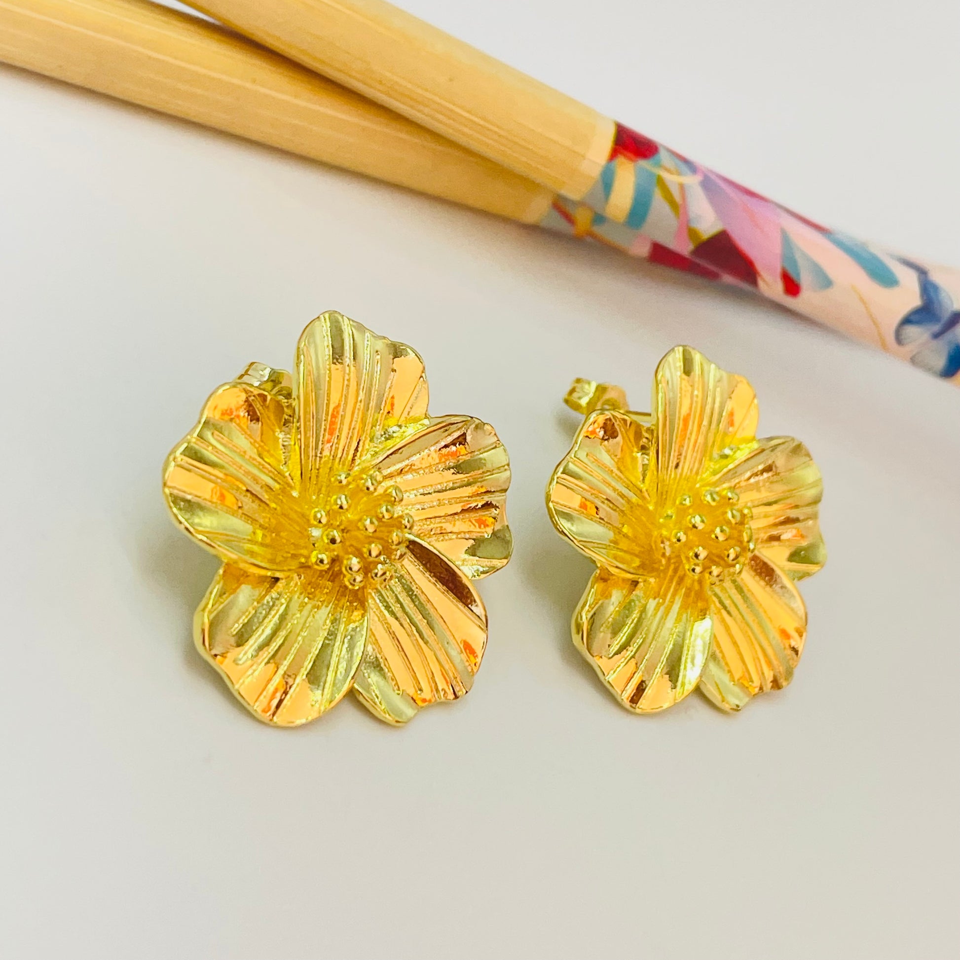 Joyas por Mayor Joyas Bañadas en Oro por Mayor Insumos para Joyas XO478 Aro Flor 5 Pétalos anchos rayitas en relieve y bolitas en el centro 27 mm Espesor 1.2 mm Aro Baño Oro