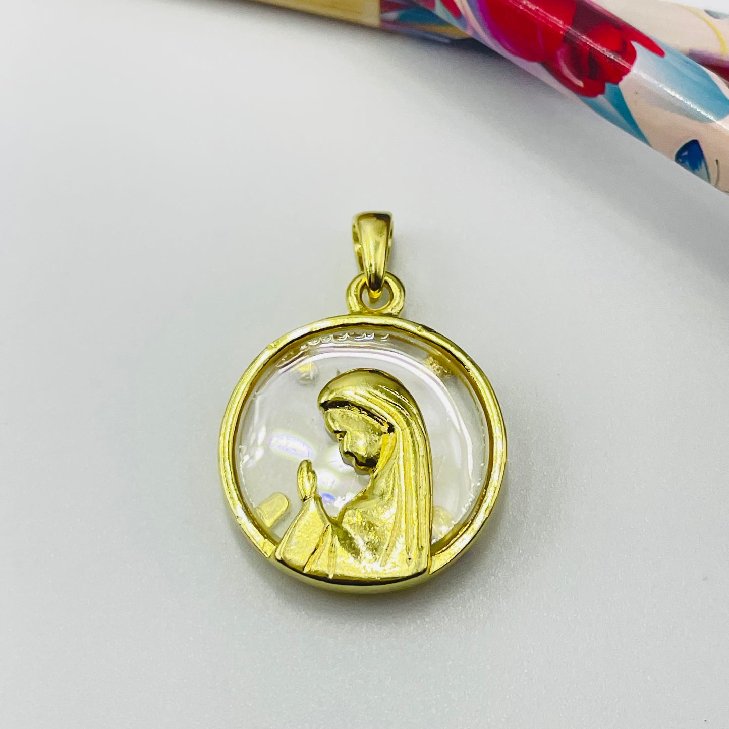 FO1051 Colgante Virgen Niña fondo Cristal diá. 23 mm más argollita más valier Figura Baño Oro