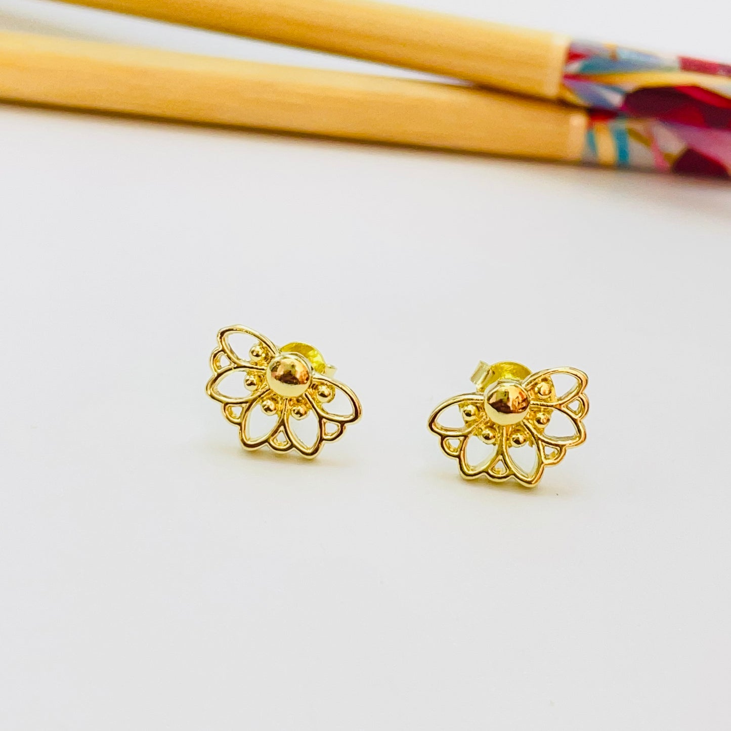Joyas por Mayor Joyas Bañadas en Oro por Mayor Insumos para Joyas XO525 Aro Media Flor Margarita Calada 13 x 8.5 mm Espesor 1.5 mm Aro Baño Oro