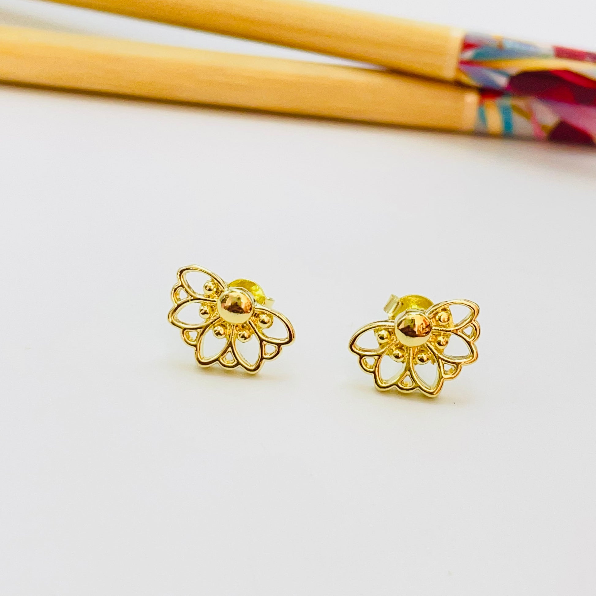 Joyas por Mayor Joyas Bañadas en Oro por Mayor Insumos para Joyas XO525 Aro Media Flor Margarita Calada 13 x 8.5 mm Espesor 1.5 mm Aro Baño Oro