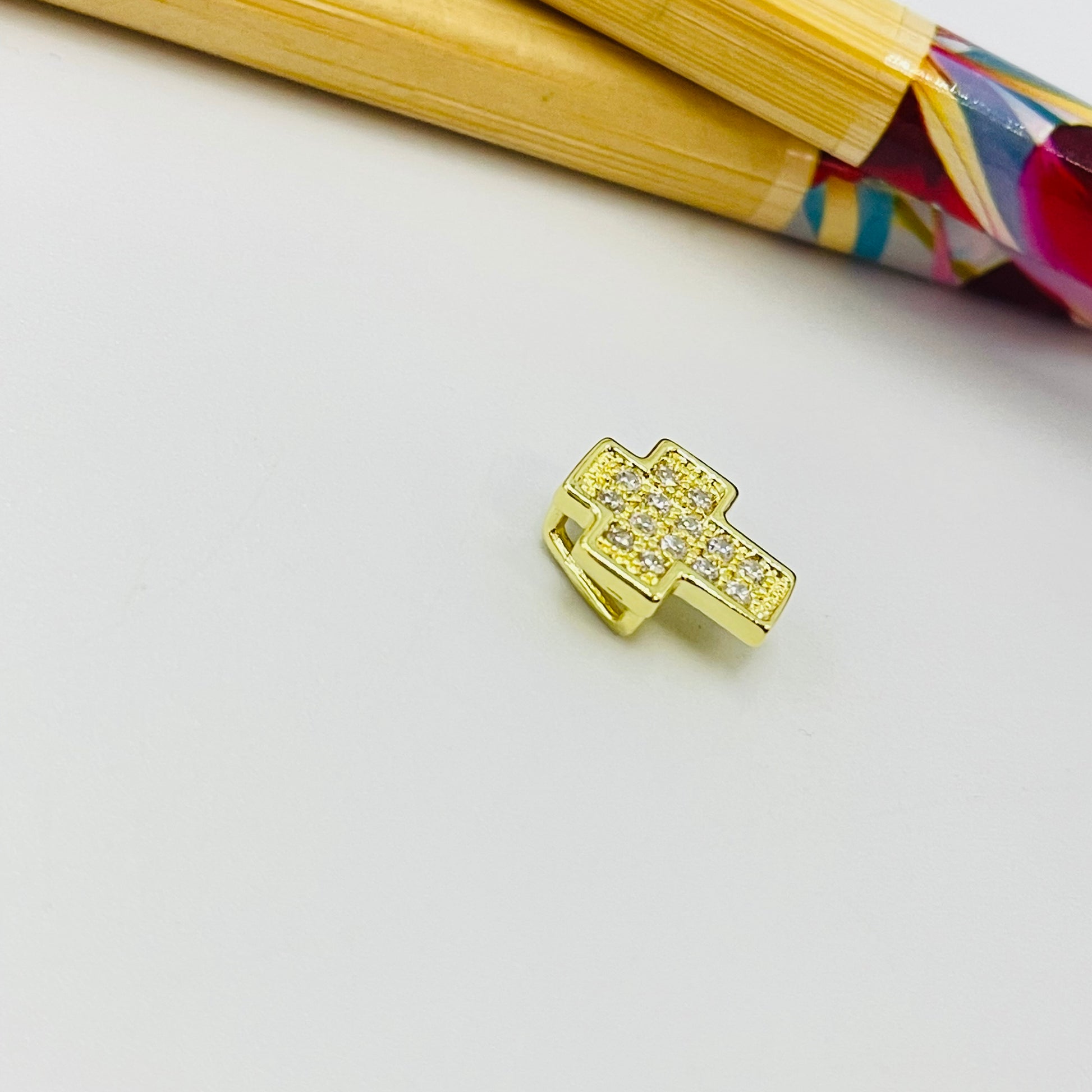 FO371 Cruz Circones 10 x 8 mm Figura Baño Oro Figuras Bañadas en Oro y Plata hecho de Bronce Bañado en Oro 18K
