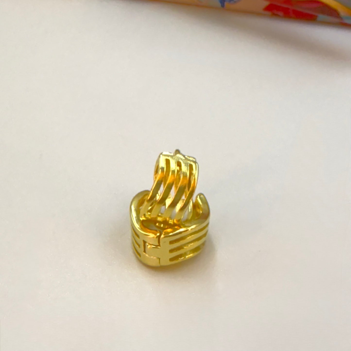 Joyas por Mayor Joyas Bañadas en Oro por Mayor Insumos para Joyas XO557 Aro Argolla Click 3 Líneas Onduladas diá. 12 mm Ancho 6 mm Espesor 1.5 mm Aro Baño Oro