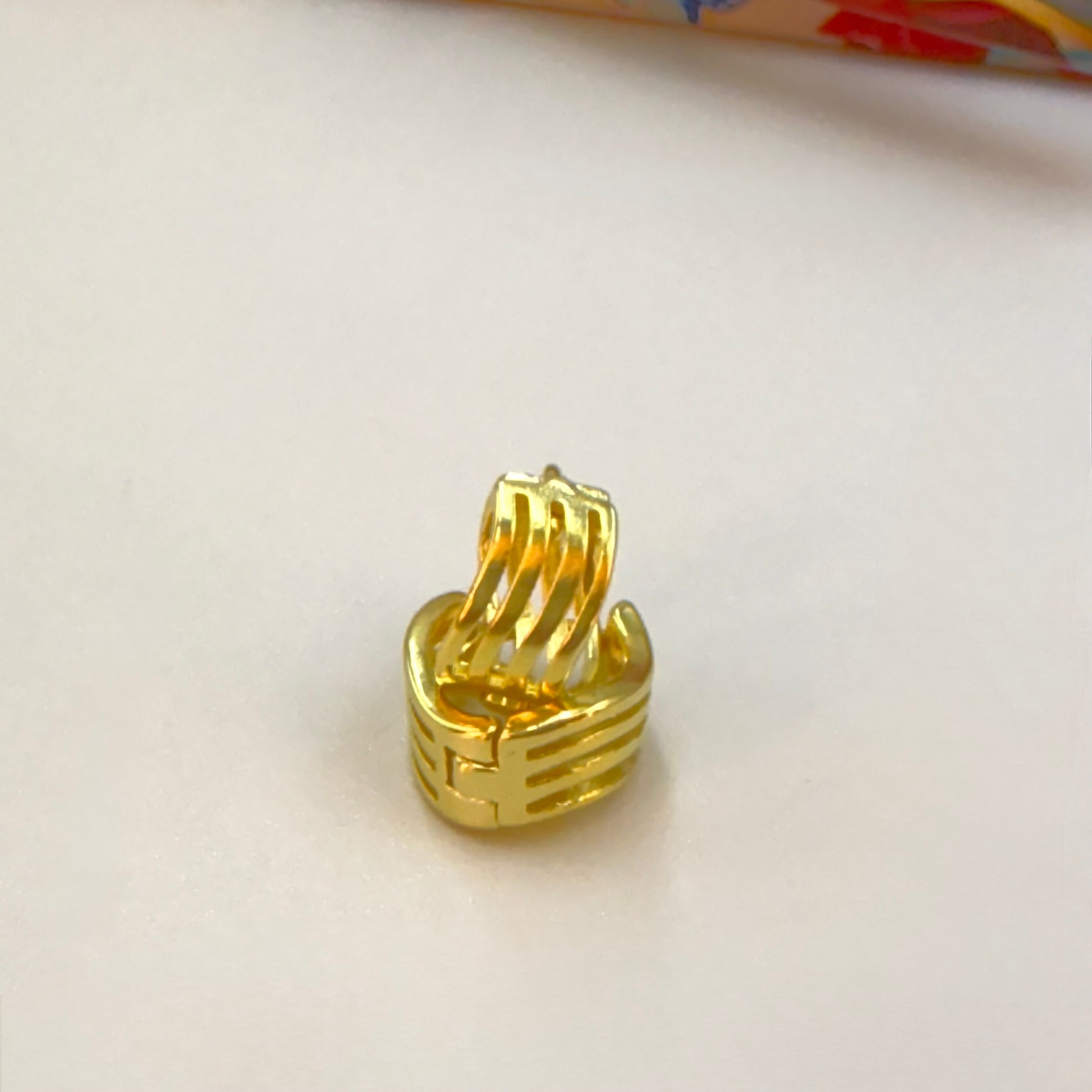 Joyas por Mayor Joyas Bañadas en Oro por Mayor Insumos para Joyas XO557 Aro Argolla Click 3 Líneas Onduladas diá. 12 mm Ancho 6 mm Espesor 1.5 mm Aro Baño Oro