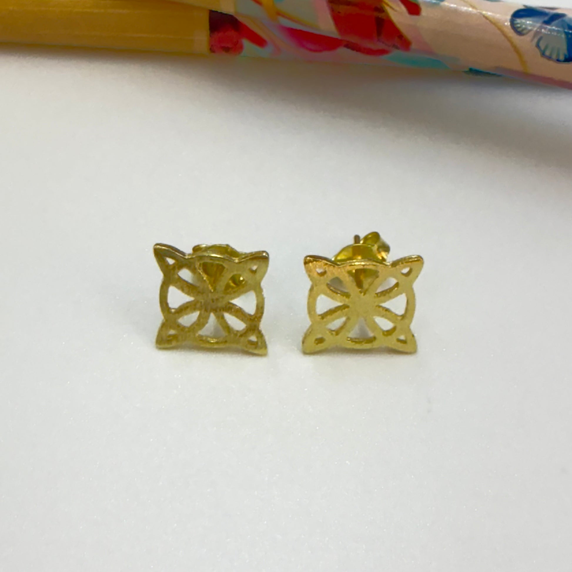 Joyas por Mayor Joyas Bañadas en Oro por Mayor Insumos para Joyas XO561 Aro Nudo de Bruja Lijado 15 x 15 mm Espesor 1 mm Aro Baño Oro