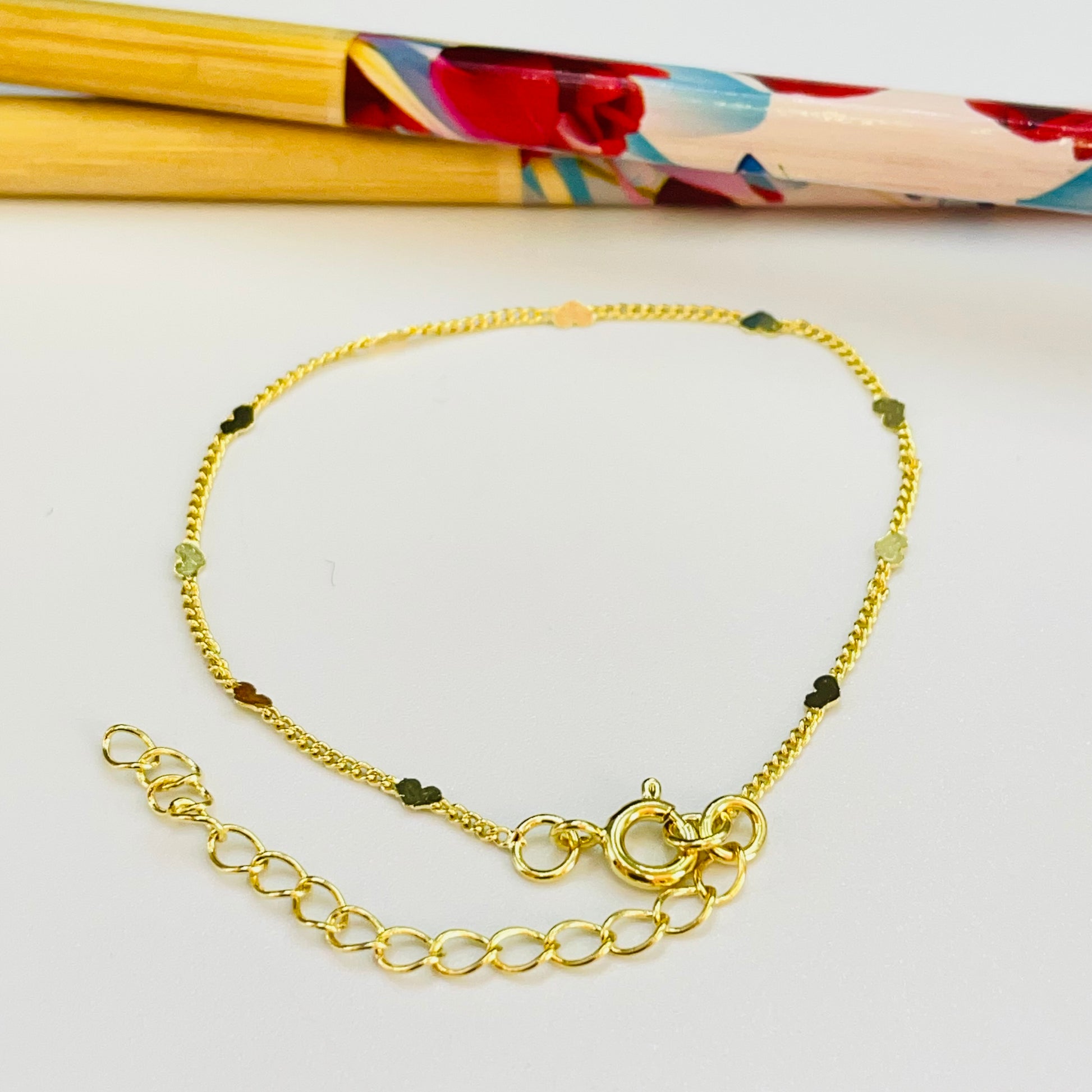 Joyas por Mayor Joyas Bañadas en Oro por Mayor Insumos para Joyas PO34 Pulsera Cadena Grumet 2 mm y Mini Corazones de 3 mm Largo 15 cm más extensor de 5 cm Pulsera Baño Oro