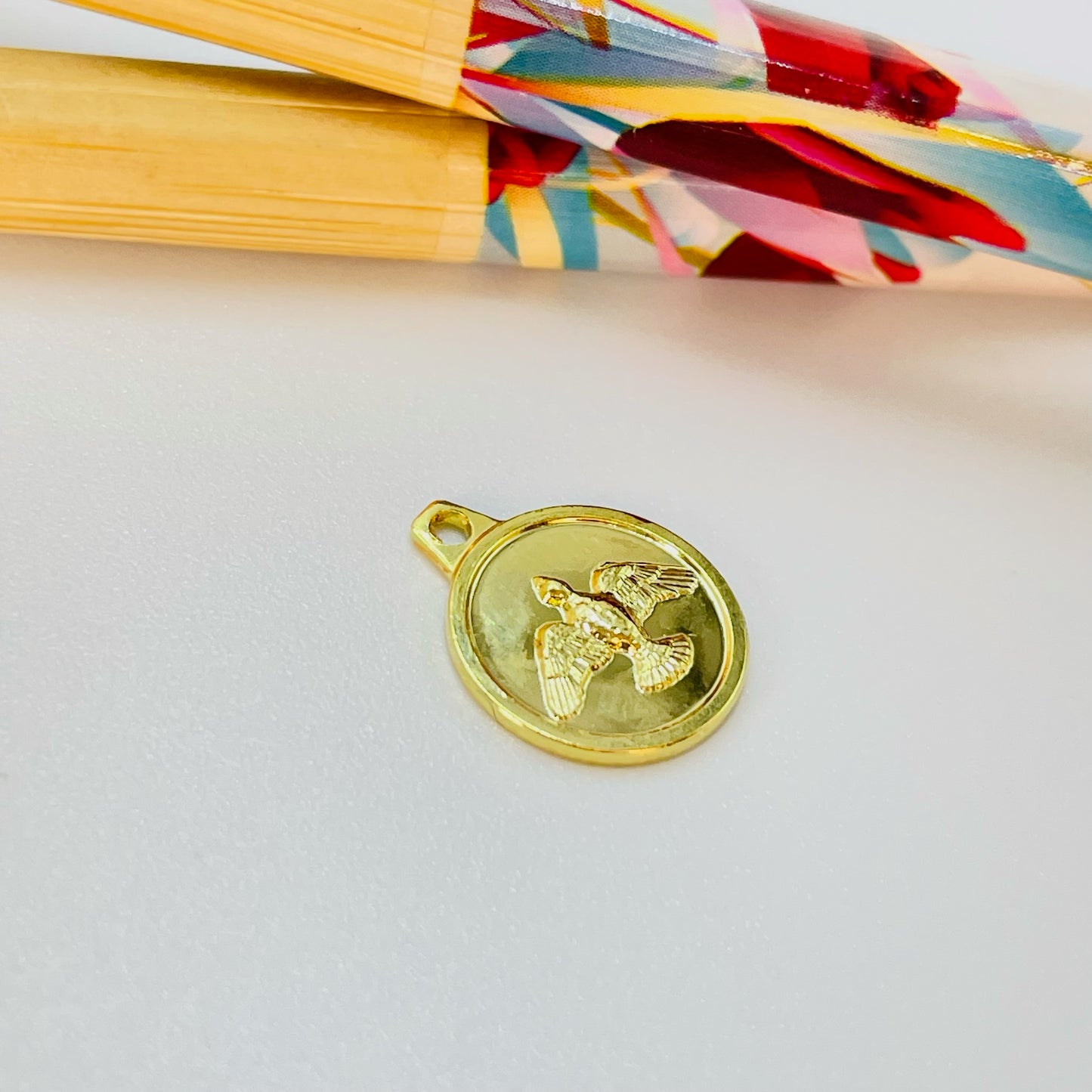Joyas por Mayor Joyas Bañadas en Oro por Mayor Insumos para Joyas FO1188 Colgante Medalla Redonda Espíritu Santo Diá. 12 mm más argollita Espesor 1 mm Figura Baño Oro