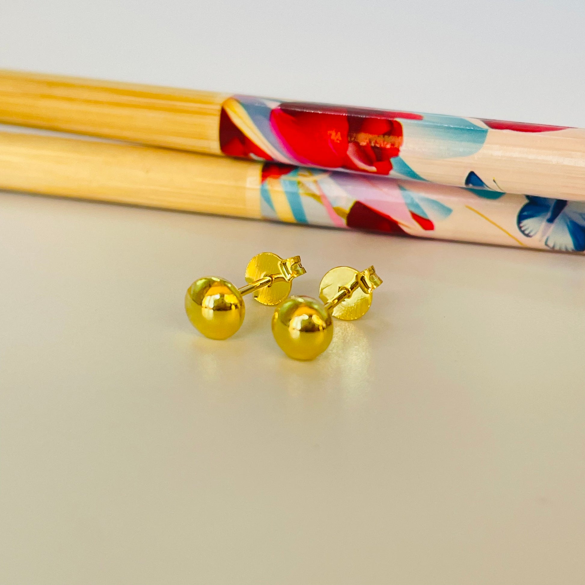 XO409 Aro Bolita Aplanada 5 mm Aro Baño Oro Aros Bañados hecho de Bronce Bañado en Oro 18K Joyas Bañadas en Oro