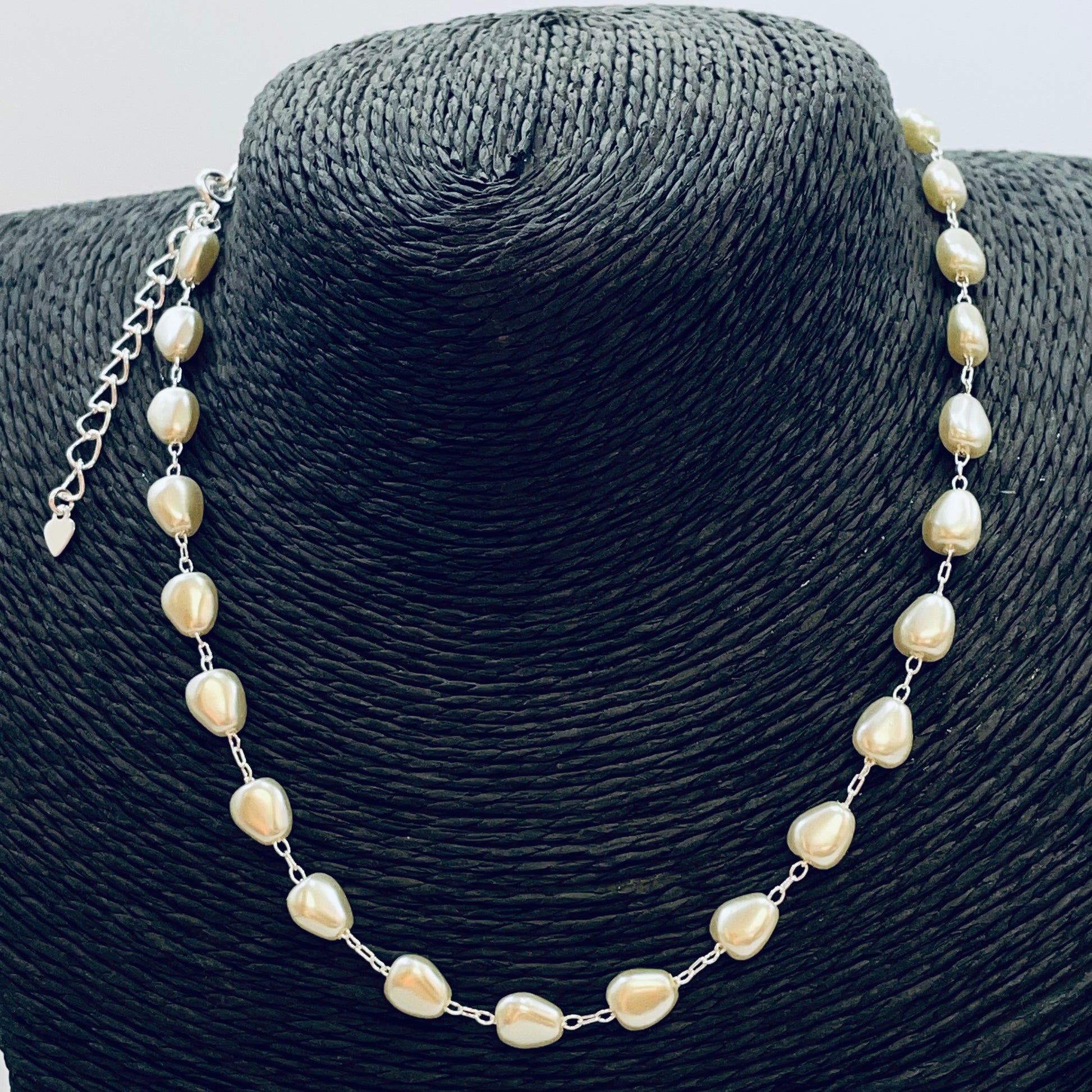 Joyas por Mayor Joyas Bañadas en Plata por Mayor Insumos para Joyas CP220 Collar Chocker Perlas tipo Gota 8 x 6 mm Largo 37 cm más extensor de 6 cm Terminal Corazón Collar Terminado Baño Plata