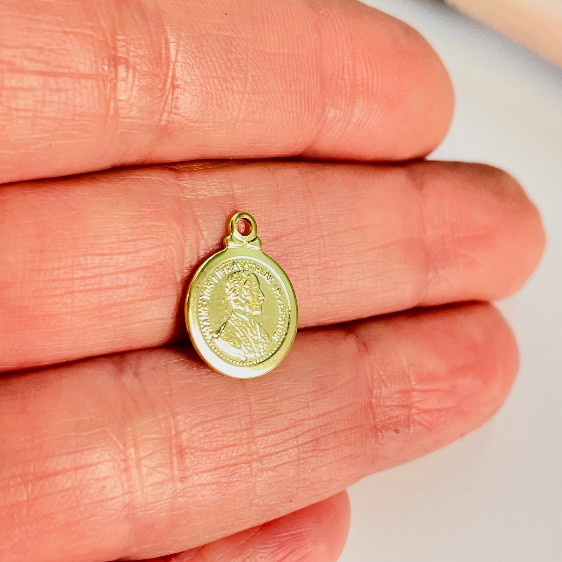 Joyas por Mayor Joyas Bañadas en Oro por Mayor Insumos para Joyas FO1193 Colgante Moneda Austriaca Doble Faz Borde Liso Diá. 11 mm más argollita Espesor 1 mm Figura Baño Oro