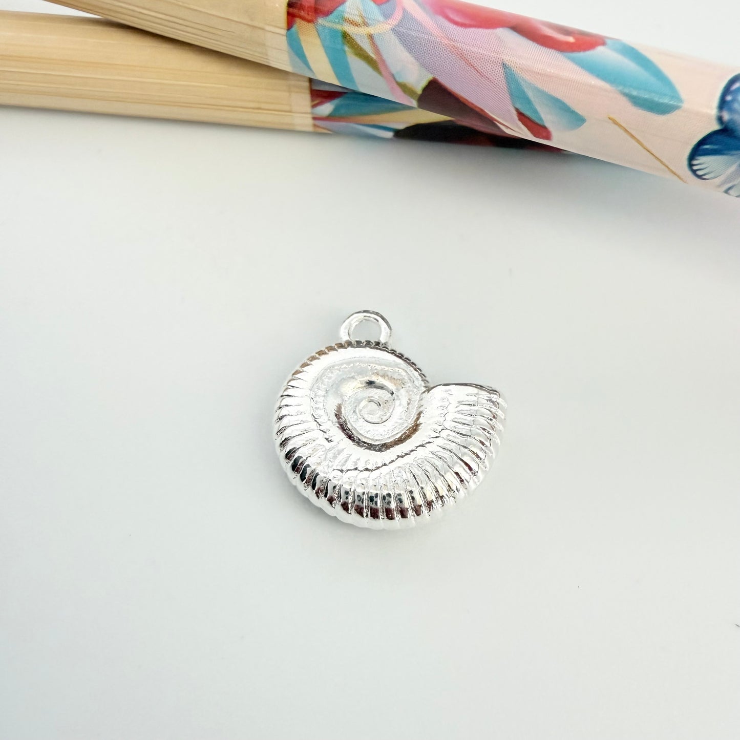 FP1271 Colgante Caracola 13 x 16 mm más argollita Espesor 4.5 mm Figura Baño Plata