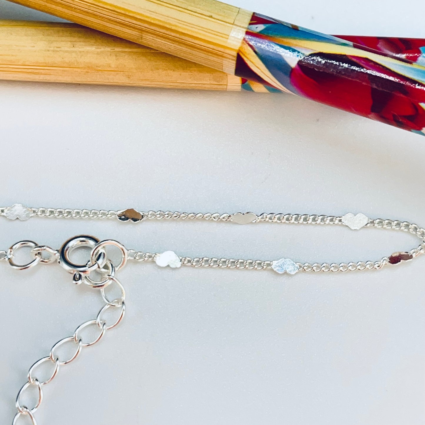 PP34 Pulsera Cadena Grumet 2 mm y Mini Corazones de 3 mm Largo 15 cm más extensor de 5 cm Pulsera Baño Plata