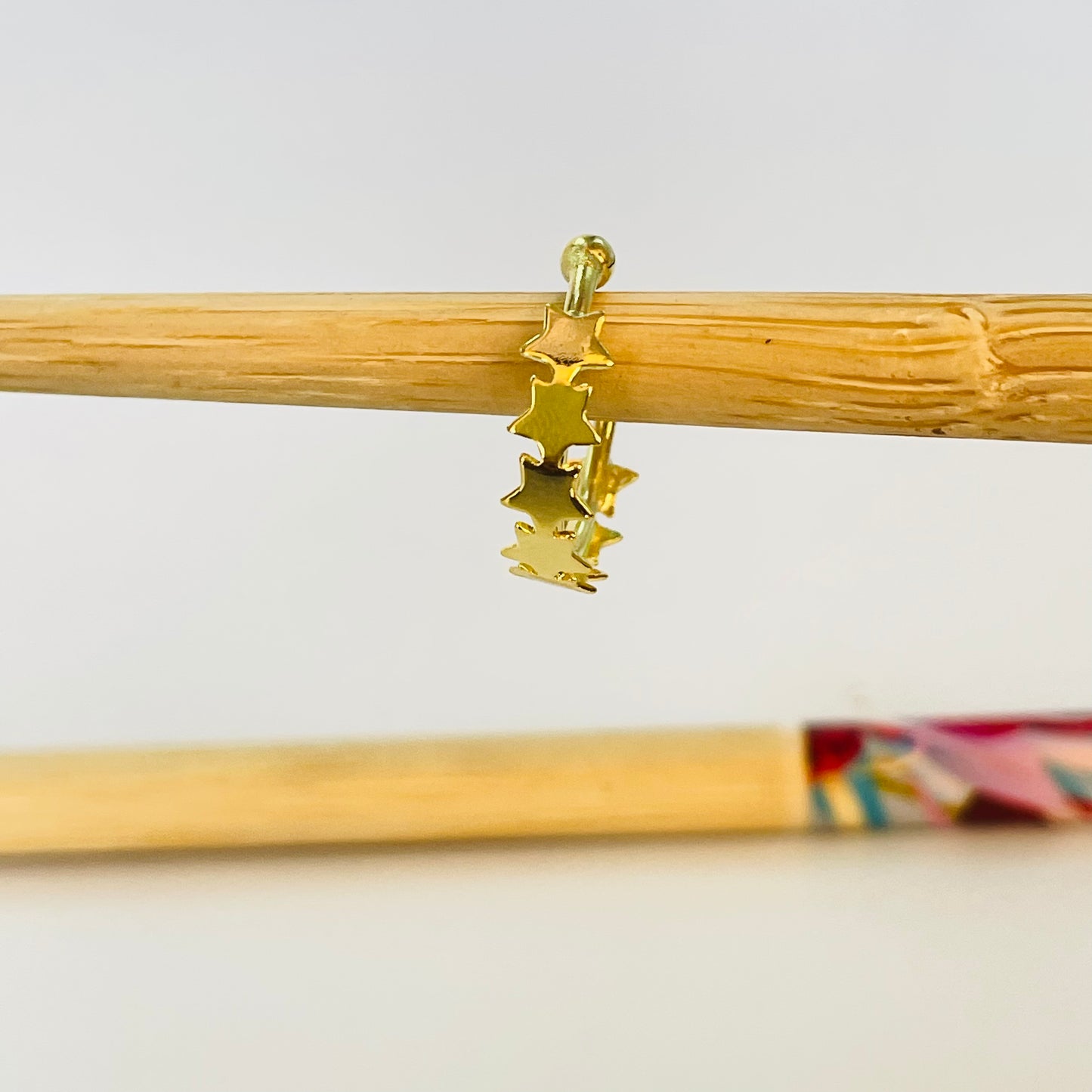 XO411 Cuff Estrellas Diá. 15 mm Ancho estrellitas 4 mm Aro Baño Oro Aros Bañados hecho de Bronce Bañado en Oro 18K Joyas Bañadas en Oro