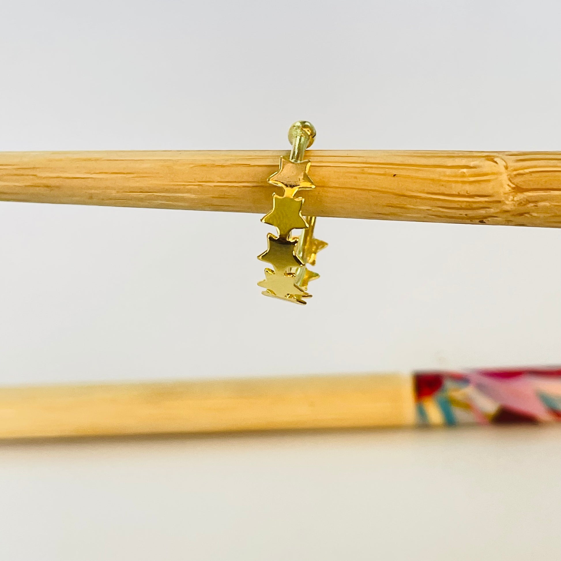 XO411 Cuff Estrellas Diá. 15 mm Ancho estrellitas 4 mm Aro Baño Oro Aros Bañados hecho de Bronce Bañado en Oro 18K Joyas Bañadas en Oro