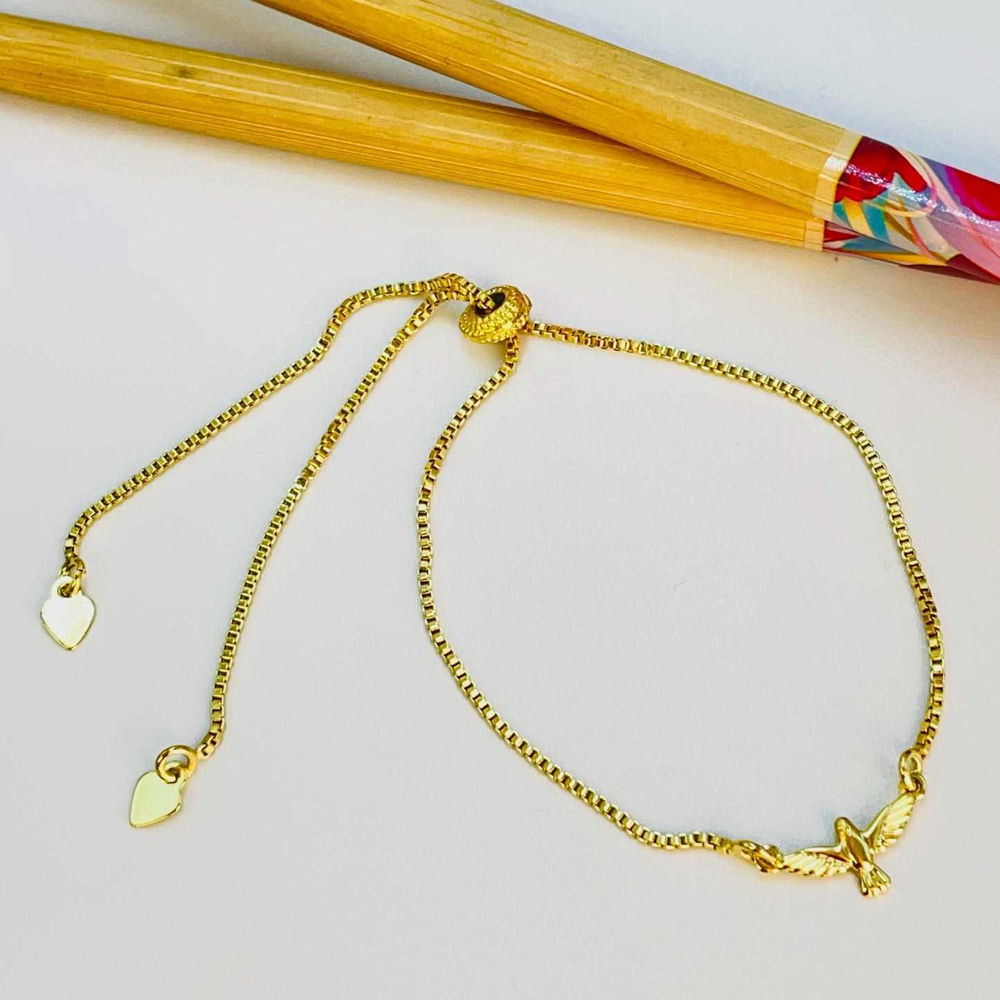 PO27 Pulsera Regulable Espíritu Santo 8 x 15 mm Espesor 1 mm Cadena Veneciana Espesor 1 mm Largo 23 mm Bolita Silicona Terminales Corazón Pulsera Baño Oro