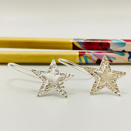 XP387 Aro Colgante con gancho Estrella borde martelado y estrella en relieve 22 x 20 mm Largo Total 32 mm Aro Baño Plata