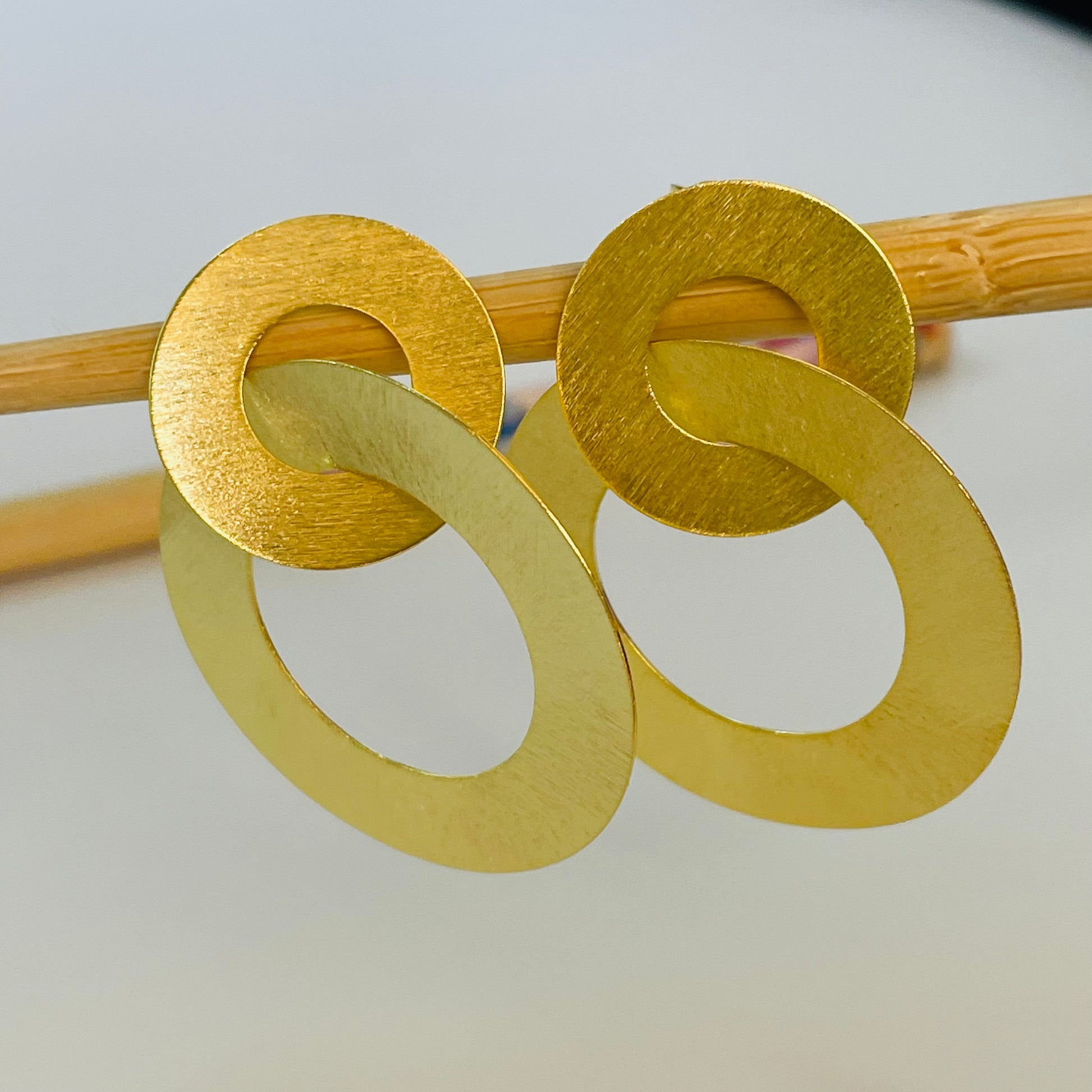 XO408 Aro 2 Argollas Lijadas Entrelazadas 1 diá. 20 mm otra diá. 35 mm Largo Total 38 mm Espesor 0.6 mm Aro Baño Oro Aros Bañados hecho de Bronce Bañado en Oro 18K Joyas Bañadas en Oro
