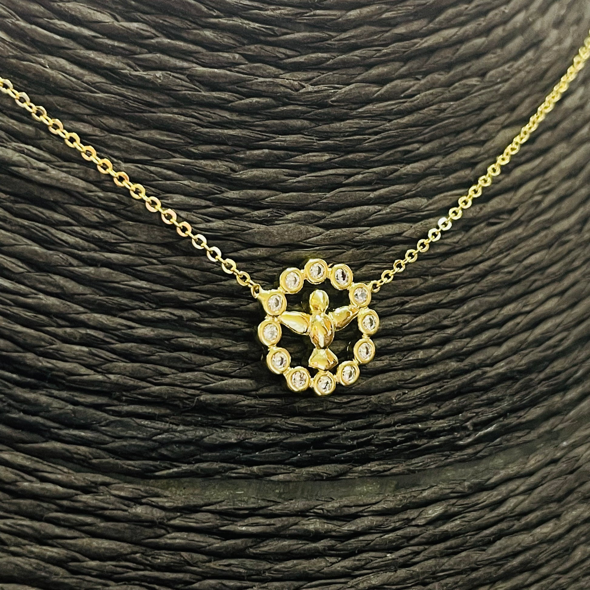 Joyas por Mayor Joyas Bañadas en Oro por Mayor Insumos para Joyas CO219 Collar Espíritu Santo diá. 12 mm mini circones de 2 mm Cadena Candado 40 cm más extensor de 7 cm y terminal mini circon Collar Terminado Baño Oro