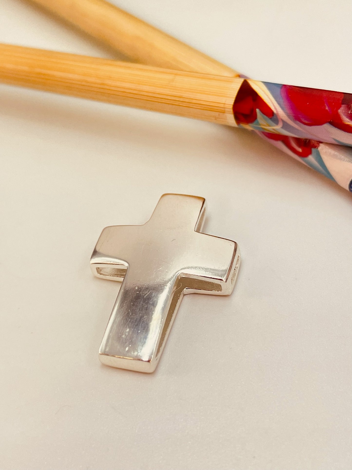 FP903 Cruz Lisa para pasar 30x21 mm espesor 4 mm Figura Baño Plata