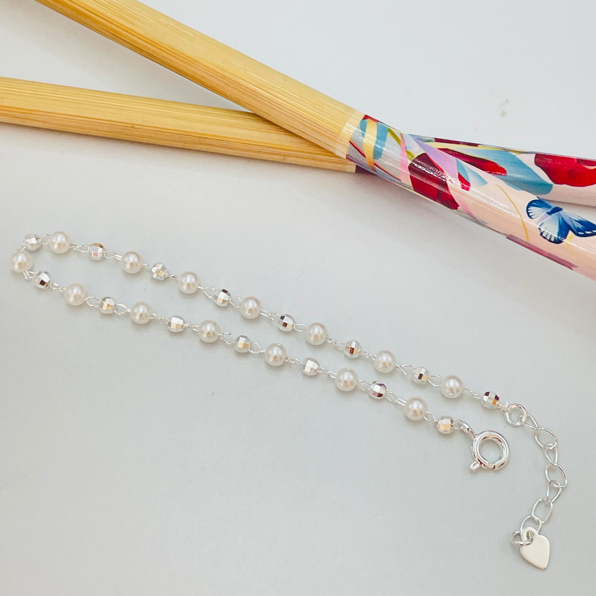 Joyas por Mayor Joyas Bañadas en Plata por Mayor Insumos para Joyas PP25 Pulsera Perlas diá. 3.5 mm y bolitas facetadas 2.8 mm Largo 17.5 cm más extensor con terminal mini corazón Pulsera Baño Plata