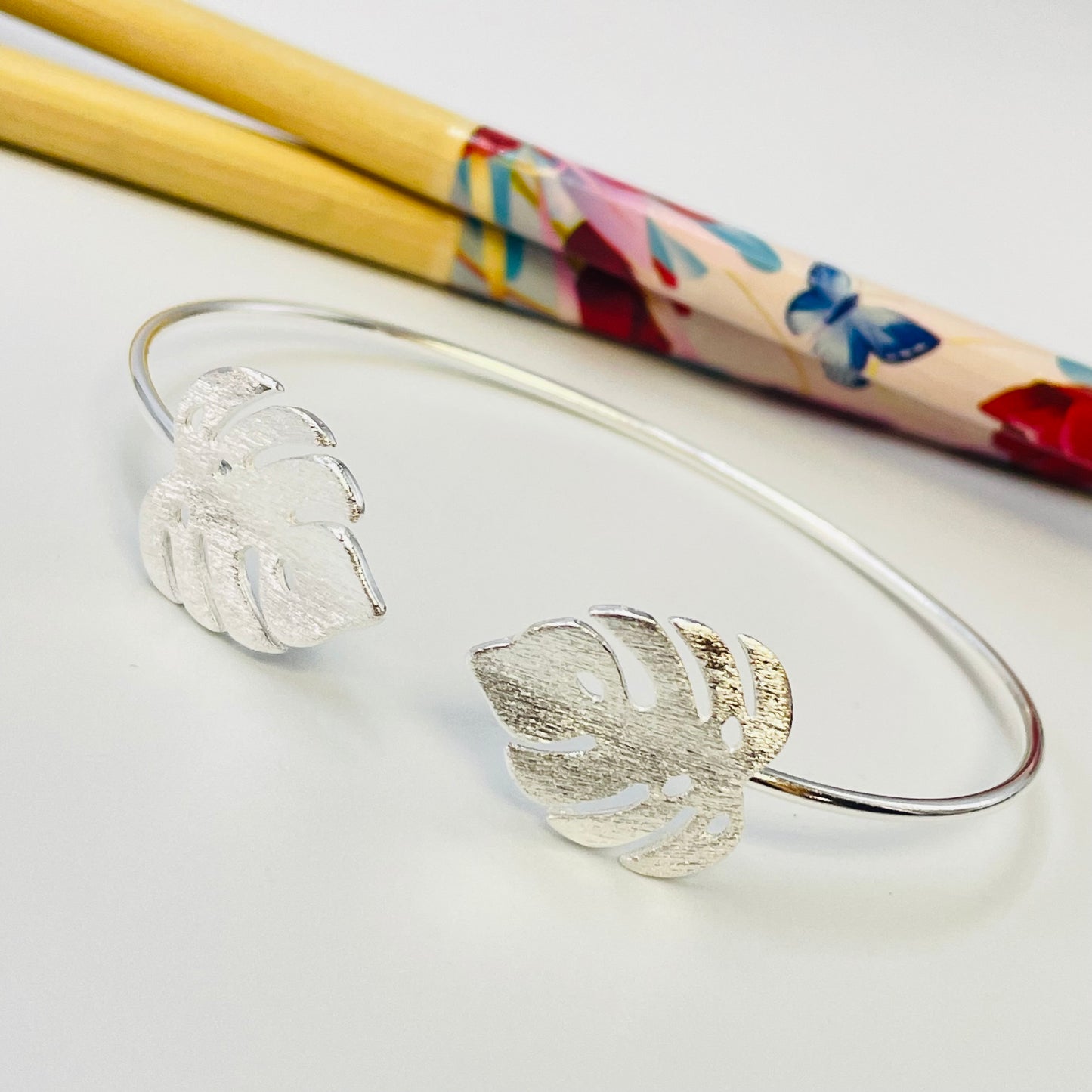Joyas por Mayor Joyas Bañadas en Plata por Mayor Insumos para Joyas EP28 Esclava con Monstera en puntas 20 x 17 mm Diá. 65 mm espesor 1.5 mm Esclava Baño Plata
