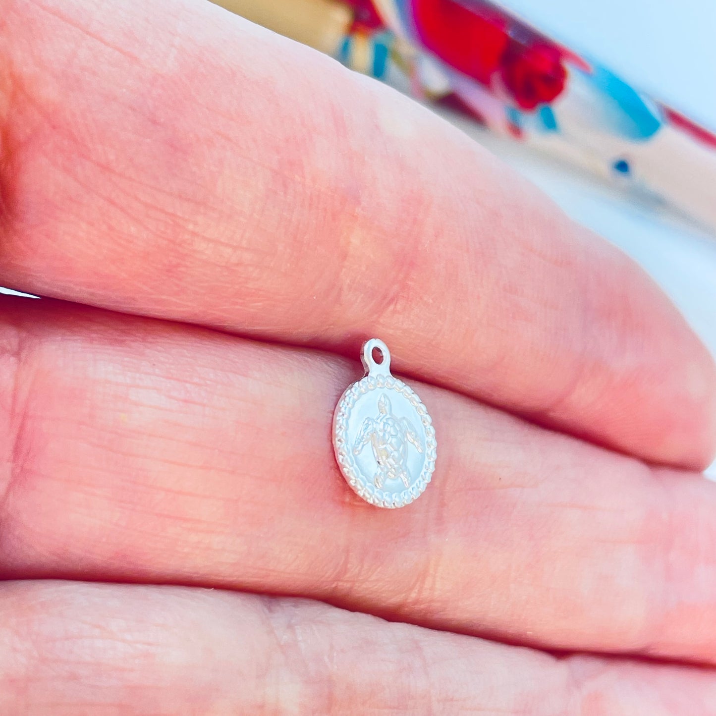 FP1196 Mini Colgante Redondo Diseños de Mar Borde Rutilado Diá. 8 mm más argollita Espesor 1 mm Figura Baño Plata