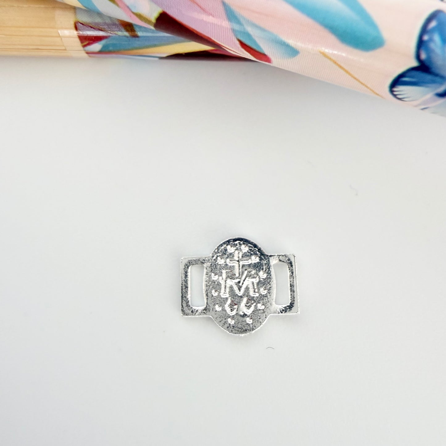 FP1251 Eslabón para pulsera Virgen de los Milagros doble faz 10 x 6.5 mm más corchetes 5 x 2.5 mm Espesor 1 mm Figura Baño Plata