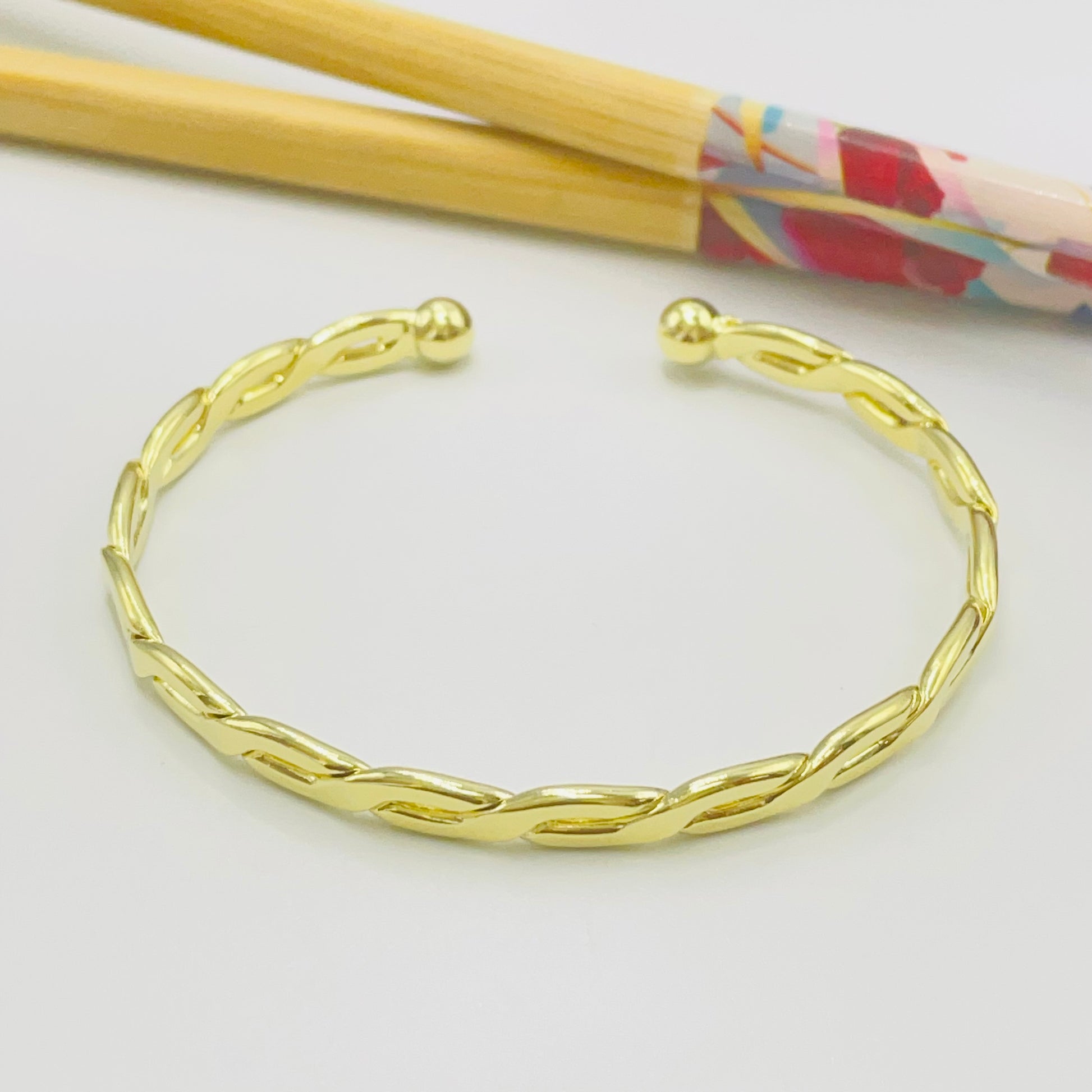 Joyas por Mayor Joyas Bañadas en Oro por Mayor Insumos para Joyas EO29 Esclava Trenzada con Terminal Bolita de 5 mm 58 x 50 mm Ancho 4 mm Espesor 2 mm Esclava Baño Oro