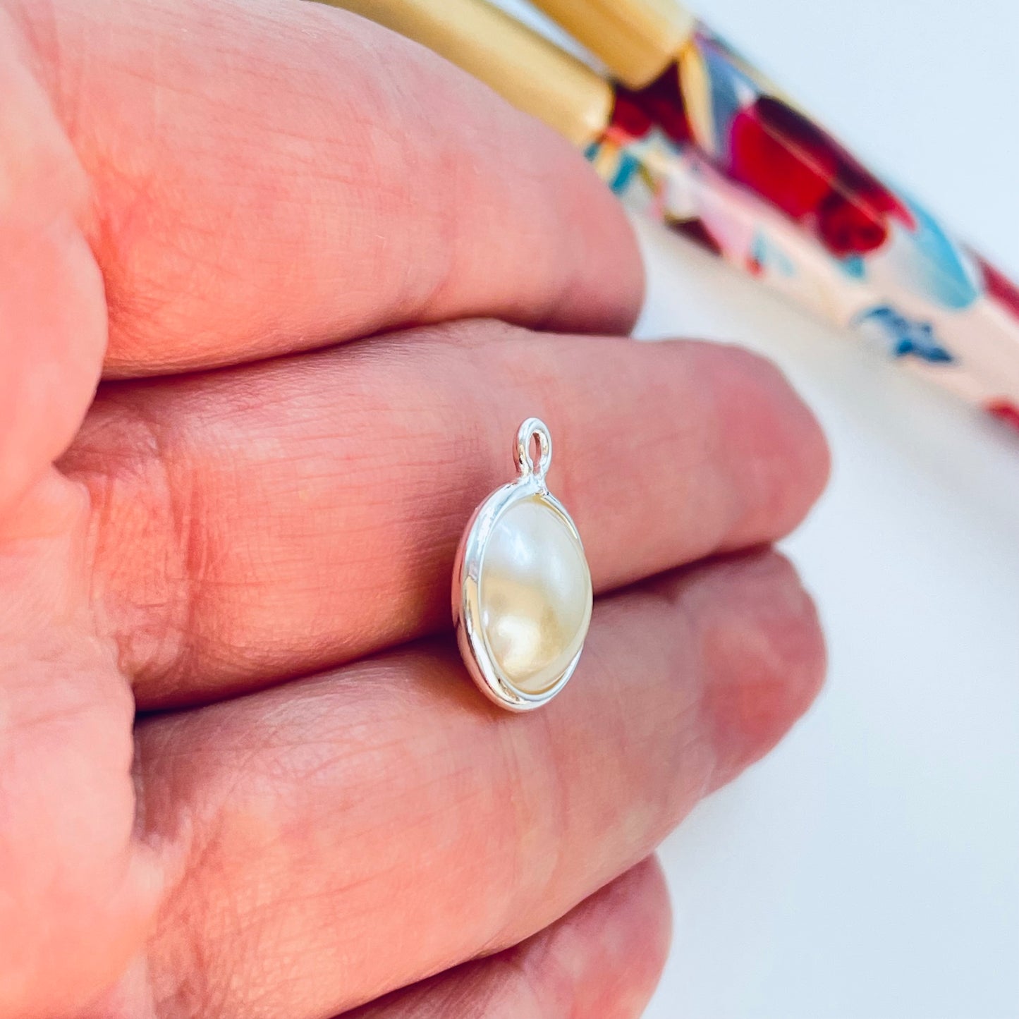 FP1182 Colgante Perla Diá. 10 mm más argollitas Espesor 6 mm Figura Baño Plata