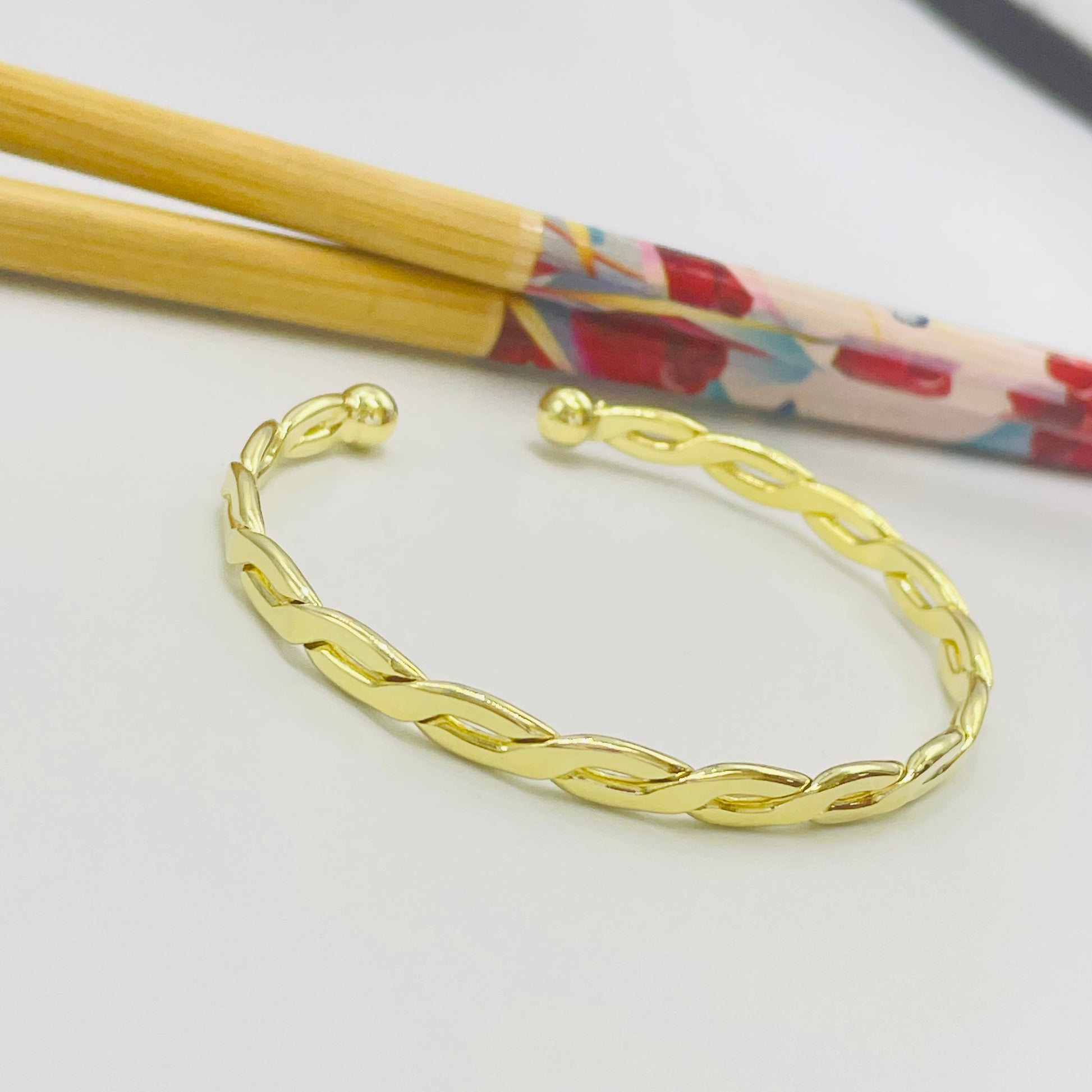 Joyas por Mayor Joyas Bañadas en Oro por Mayor Insumos para Joyas EO29 Esclava Trenzada con Terminal Bolita de 5 mm 58 x 50 mm Ancho 4 mm Espesor 2 mm Esclava Baño Oro