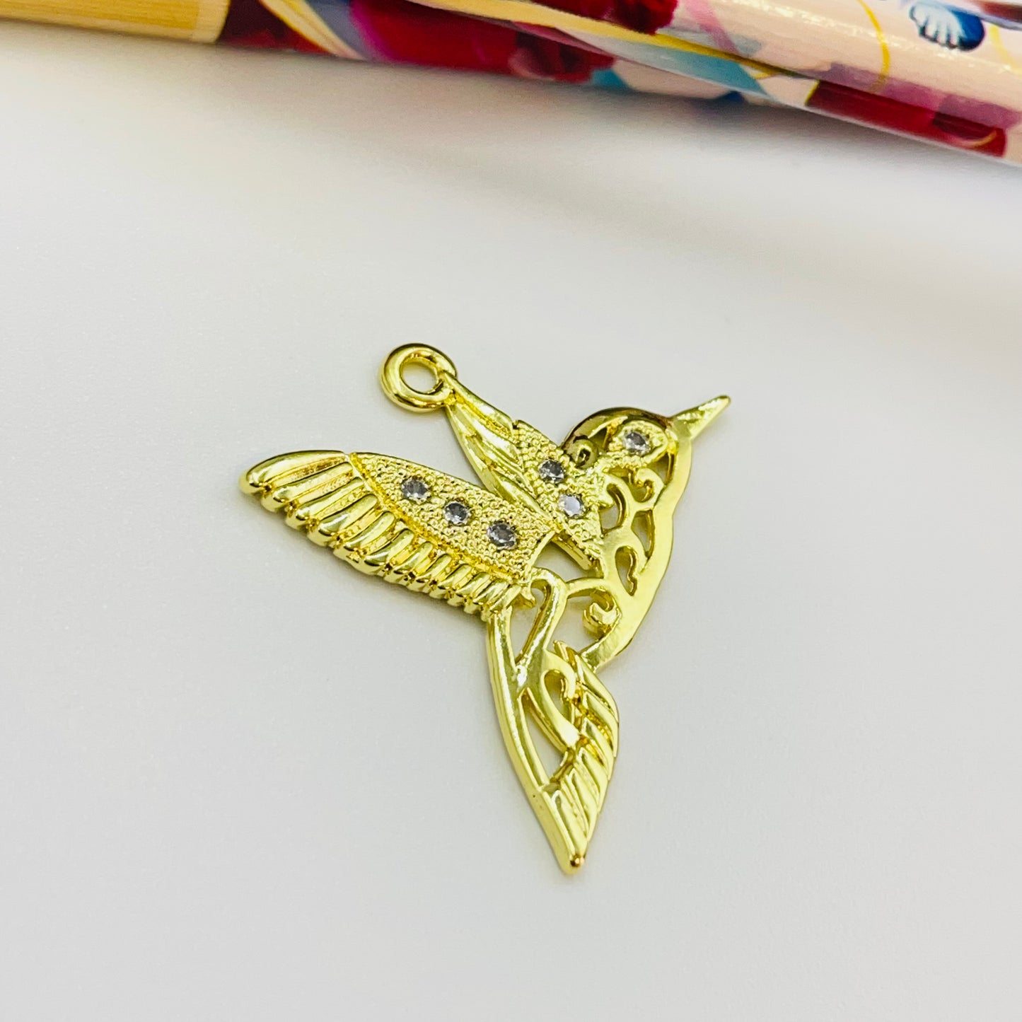 FO1218 Colgante Colibrí Calado Circones 25 x 25 mm Espesor 1.1 mm Figura Baño Oro