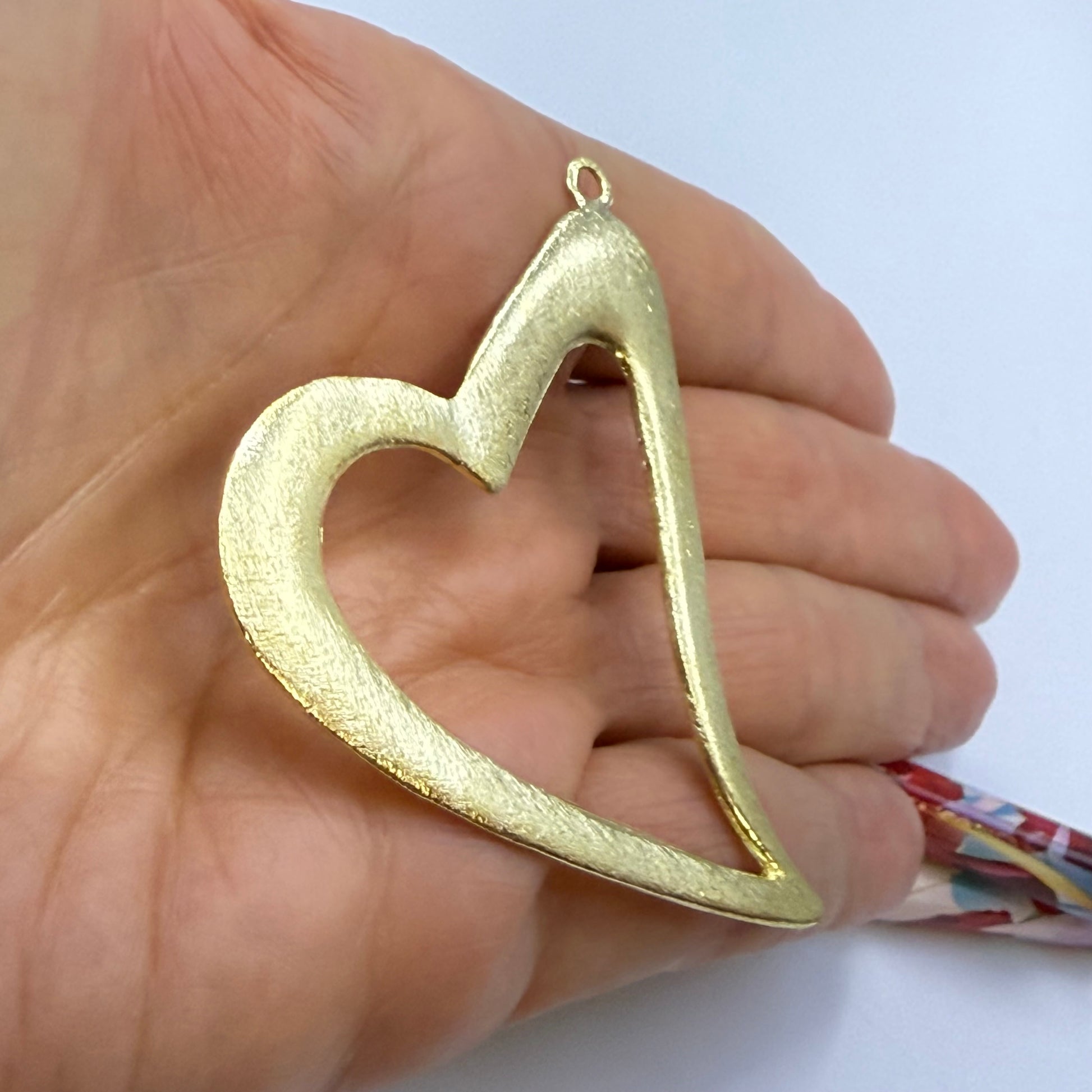 FO1076 Colgante Corazón Calado XL Lijado 55 x 50 mm más argollita Espesor 1.5 mm Figura Baño Oro Figuras Bañadas hecho de Bronce Bañado en Oro 18K Joyas Bañadas en Oro