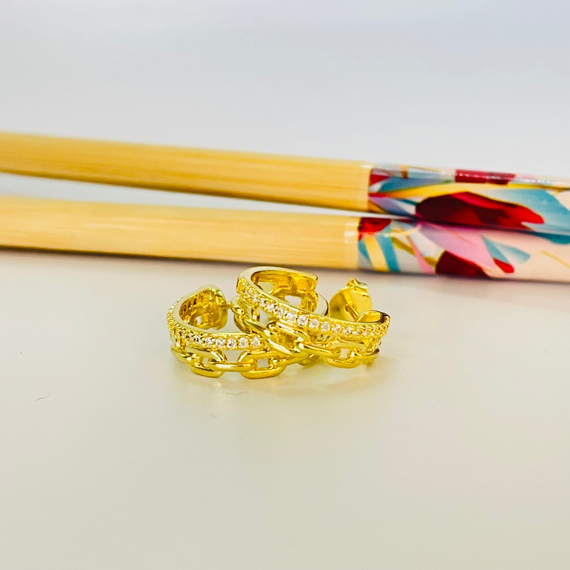 XO263 Aro Argolla Eslabones y argolla de micro circones Diá. 18 mm Ancho 5 mm Aro Baño Oro Aros Bañados hecho de Bronce Bañado en Oro 18K Joyas Bañadas en Oro