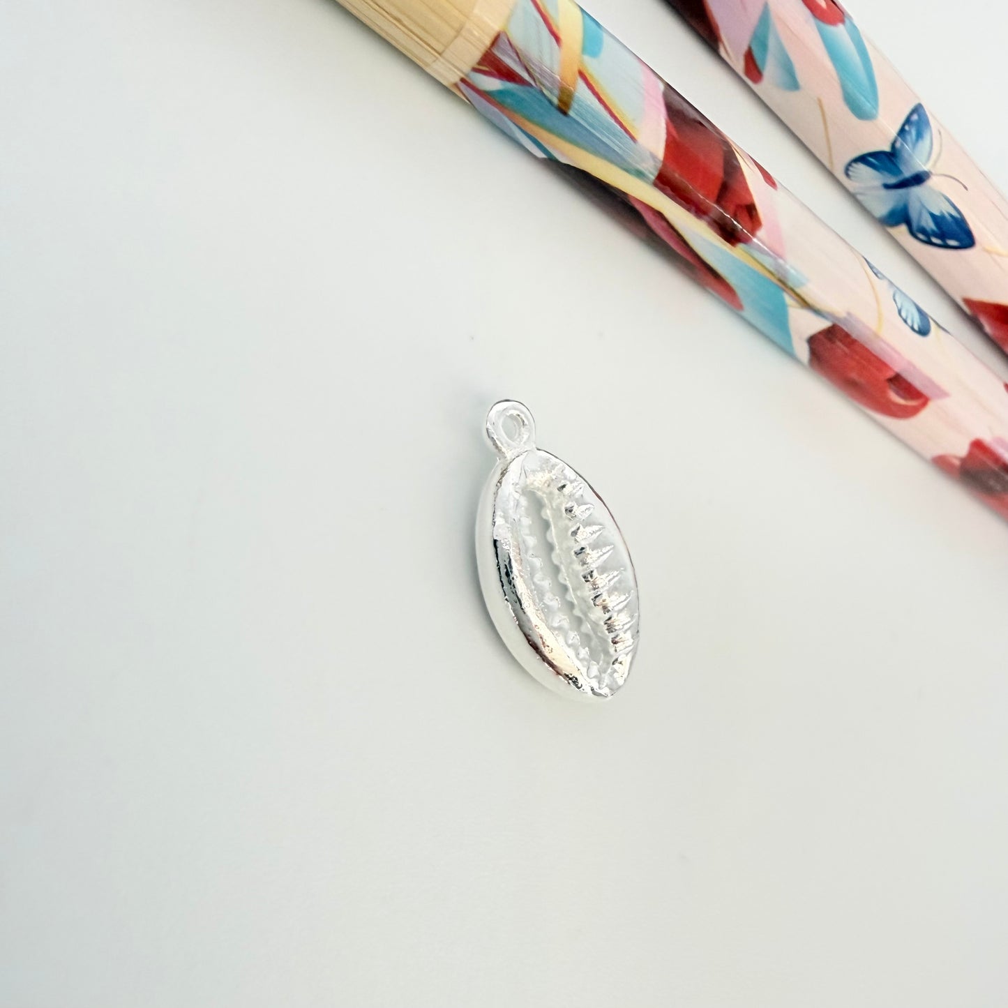 FP1270 Colgante Caracol Marino 14 x 9 mm más argollita Espesor 3.5 mm Figura Baño Plata