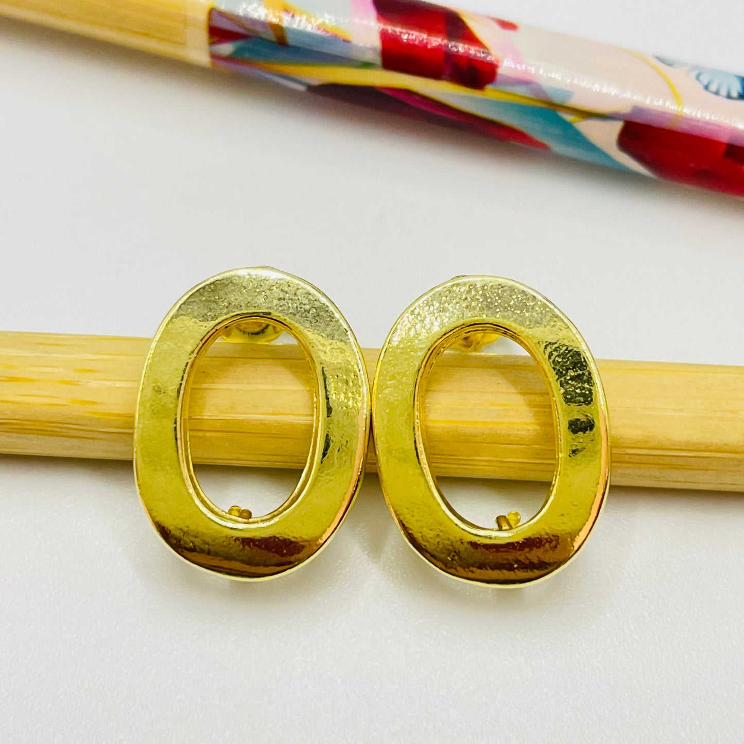 Joyas por Mayor Joyas Bañadas en Oro por Mayor Insumos para Joyas BO116 Base de Aro Ovalada Calada Argolla Posterior 18 x 13 mm Espesor 2.2 mm Base de Aro Baño Oro