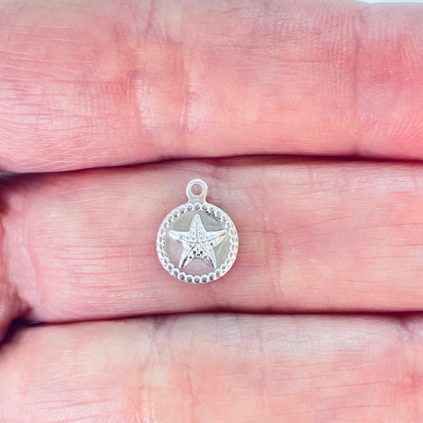 FP1196 Mini Colgante Redondo Diseños de Mar Borde Rutilado Diá. 8 mm más argollita Espesor 1 mm Figura Baño Plata