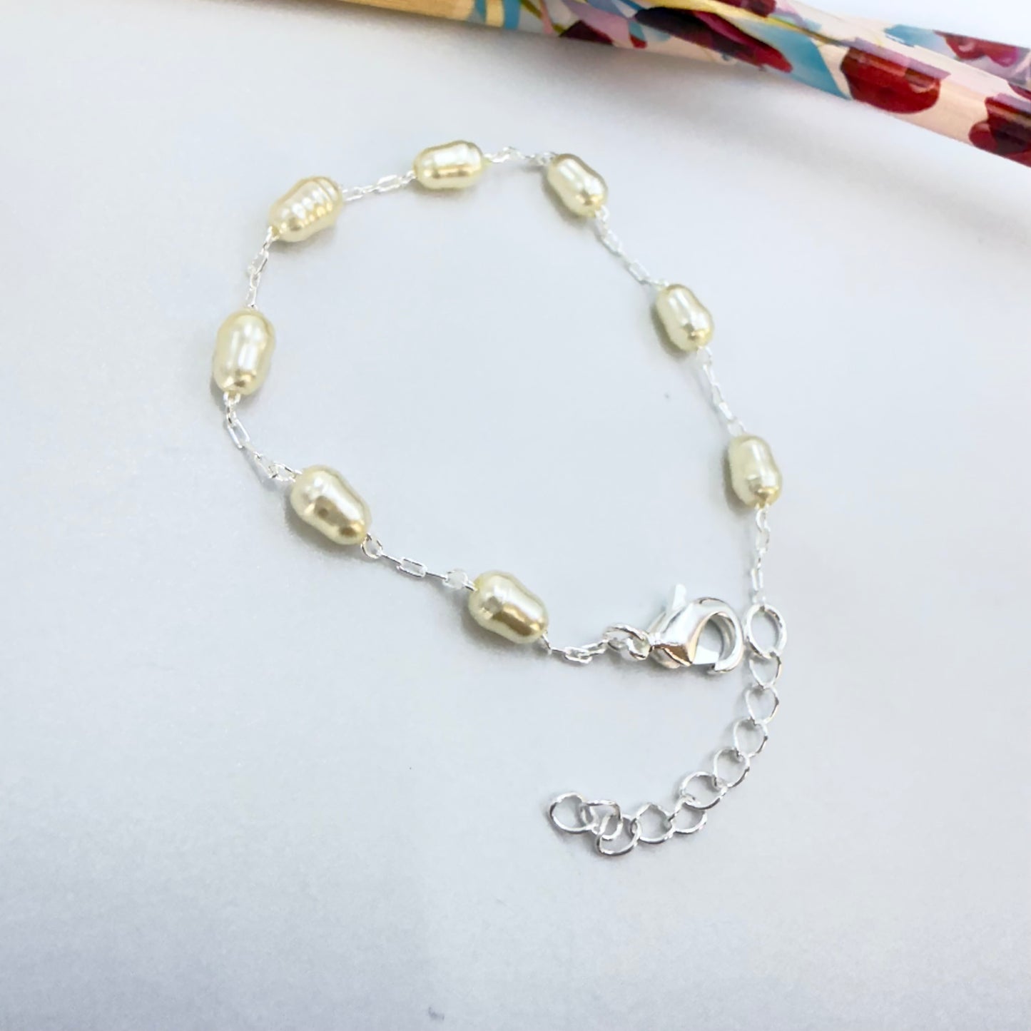 Joyas por Mayor Joyas Bañadas en Plata por Mayor Insumos para Joyas PP35 Pulsera con Perlas tipo Río de 7x5 mm Largo 15 cm más extensor de 4.5 cm Pulsera Baño Plata