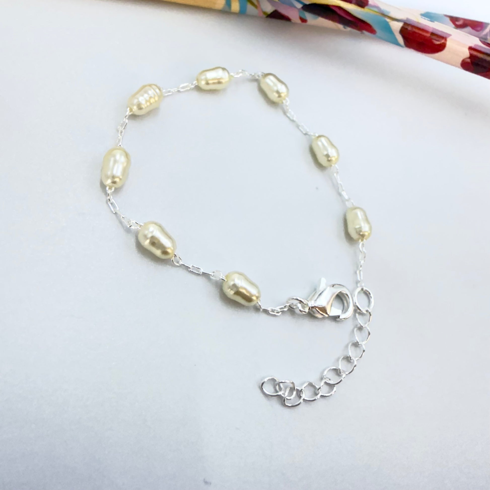 Joyas por Mayor Joyas Bañadas en Plata por Mayor Insumos para Joyas PP35 Pulsera con Perlas tipo Río de 7x5 mm Largo 15 cm más extensor de 4.5 cm Pulsera Baño Plata
