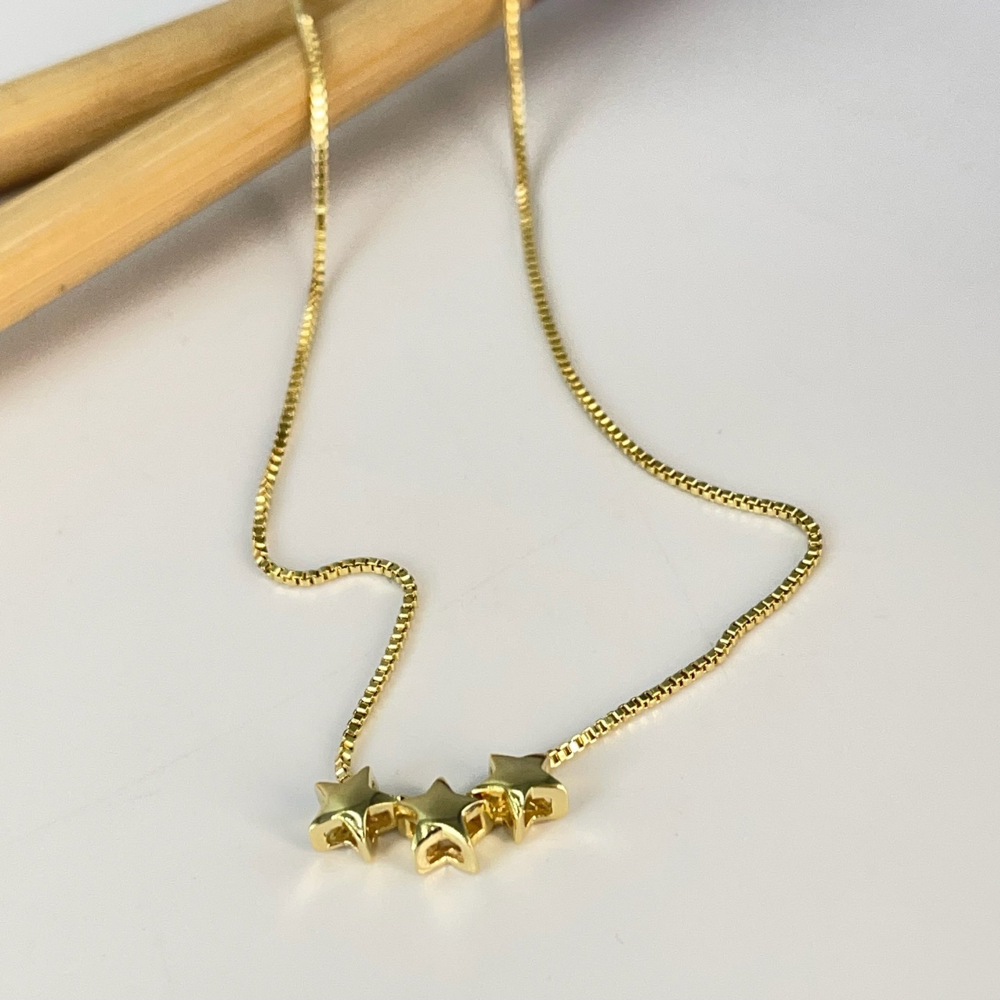 CO194 Collar 3 estrellas pasadas 5.5 mm Espesor 3 mm Cadena Veneciana 1 mm 40 cm más extensor 5.5 cm Collar Terminado Baño Oro Cadenas Bañadas hecho de Bronce Bañado en Oro 18K Joyas Bañadas en Oro