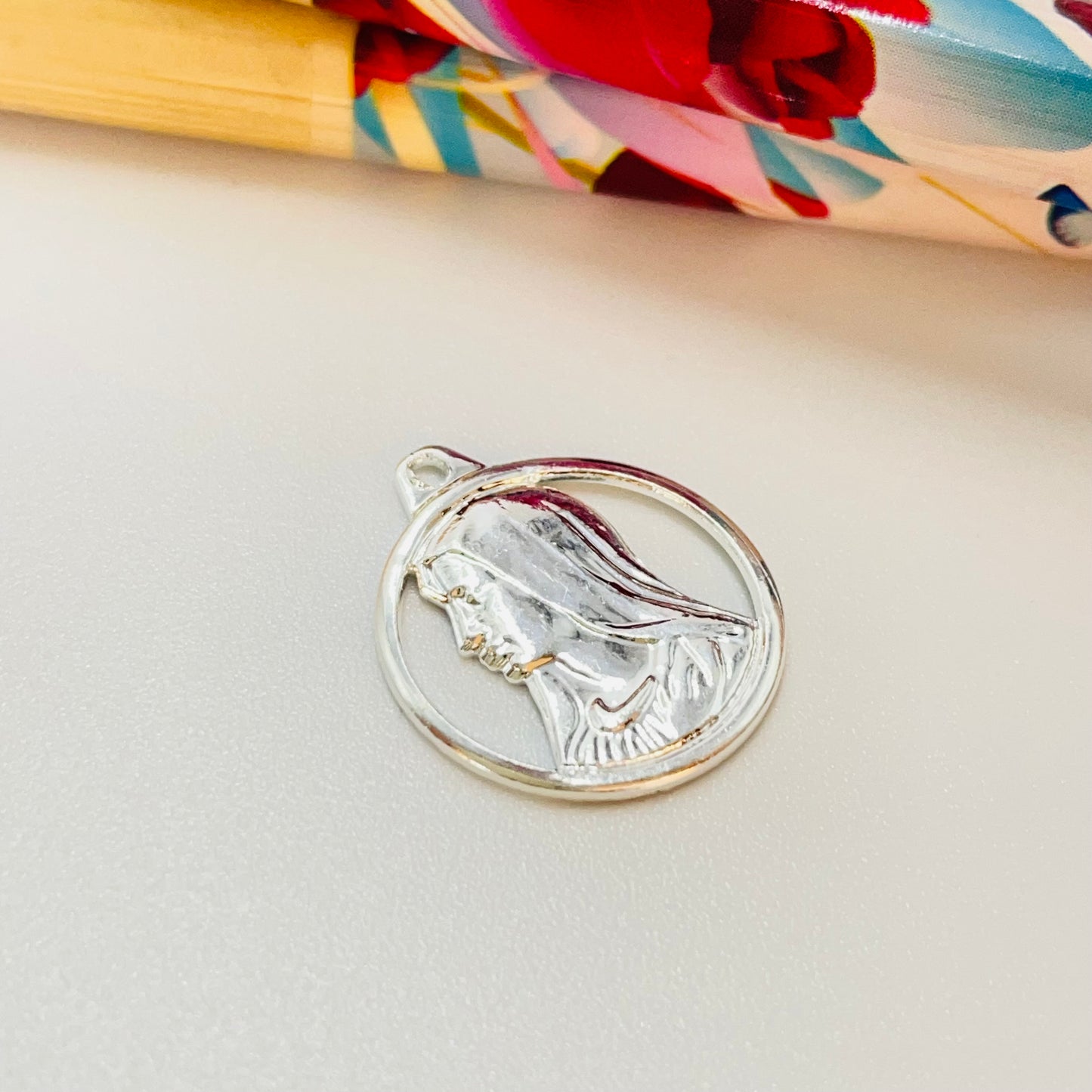 FP1207 Colgante Medalla calada Virgen Niña Diá. 15 mm mas argollita Espesor 1 mm Figura Baño Plata
