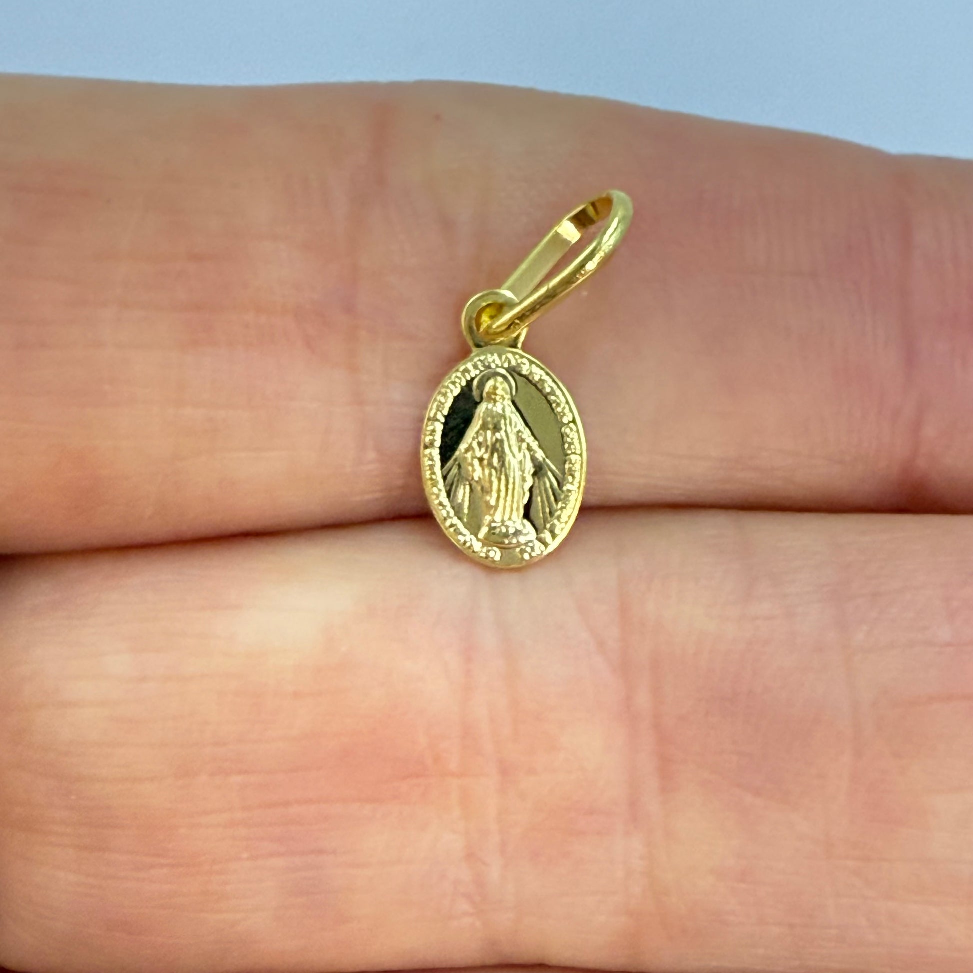 FO298 Virgen Milagros 8x6 mm Figura Baño Oro Figuras Bañadas en Oro y Plata hecho de Bronce Bañado en Oro 18K