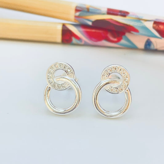 Joyas por Mayor Joyas Bañadas en Plata por Mayor Insumos para Joyas XP543 Aro 2 Círculos Calados Entrelazados 1 con circones 19 x 11 mm Espesor 1.5 mm Aro Baño Plata