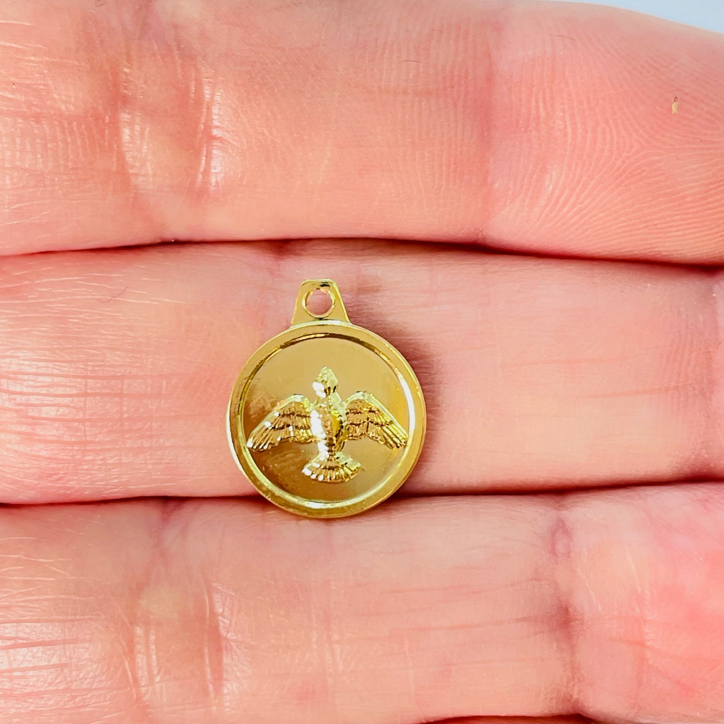 Joyas por Mayor Joyas Bañadas en Oro por Mayor Insumos para Joyas FO1188 Colgante Medalla Redonda Espíritu Santo Diá. 12 mm más argollita Espesor 1 mm Figura Baño Oro