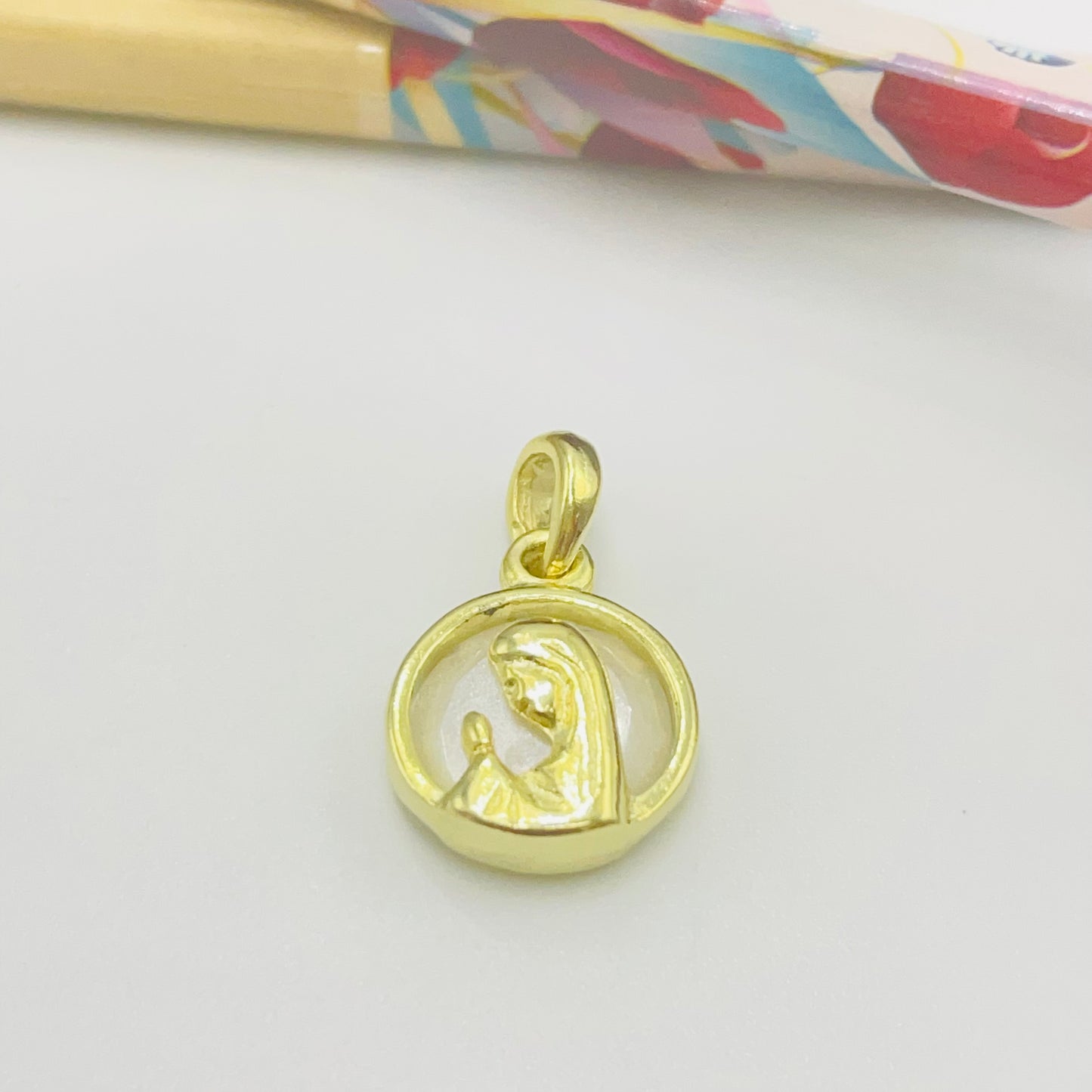 FO1050 Colgante Virgen Niña fondo Cristal diá. 13 mm más argollita más valier Figura Baño Oro