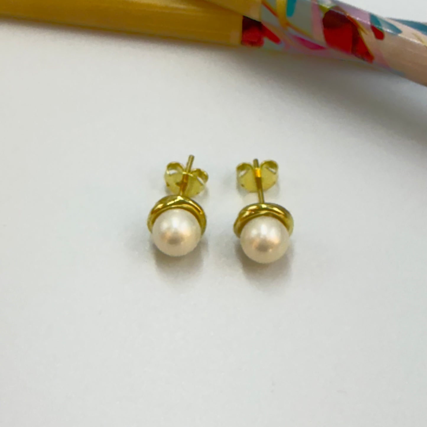 Joyas por Mayor Joyas Bañadas en Oro por Mayor Insumos para Joyas XO559 Aro Media Perla de 7.5 mm con base de 8 mm Espesor de 2.5 mm Aro Baño Oro