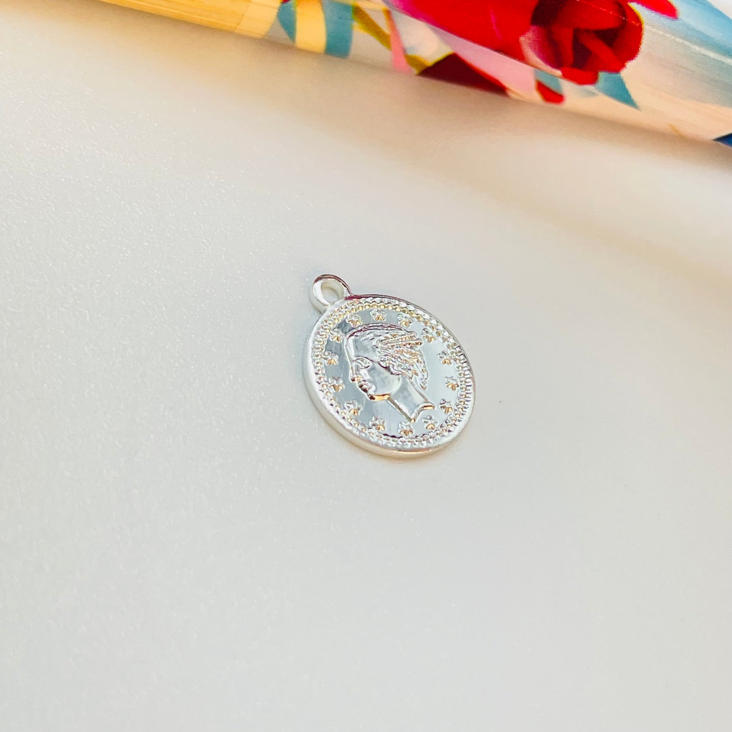 FP1194 Colgante Mini Moneda Lira Doble Faz Diá. 8 mm más argollita Espesor 1 mm Figura Baño Plata