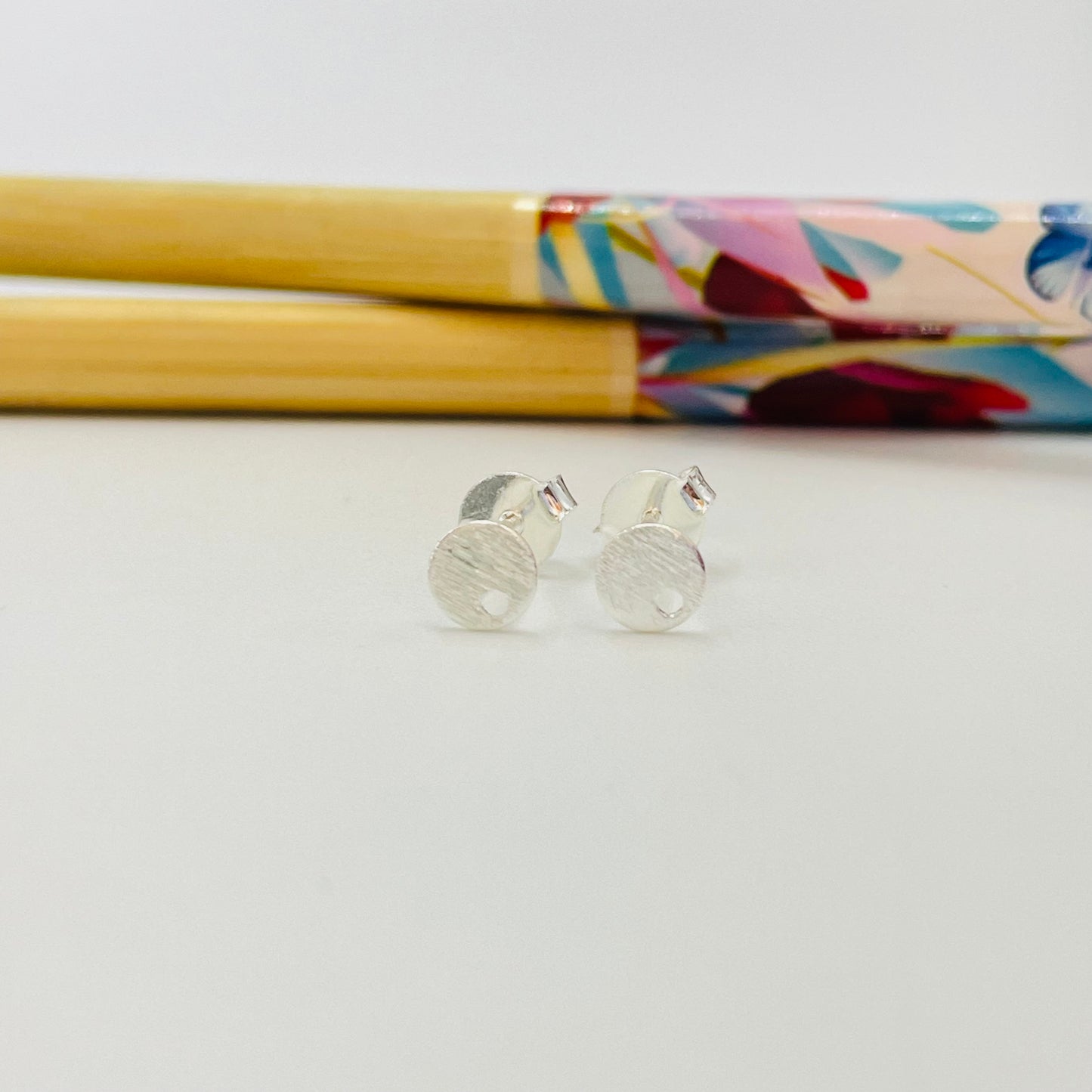 Joyas por Mayor Joyas Bañadas en Plata por Mayor Insumos para Joyas BP109 Base de Aro Redonda Mini perforación inferior Diá. 5 mm Espesor 0.5 mm Base de Aro Baño Plata