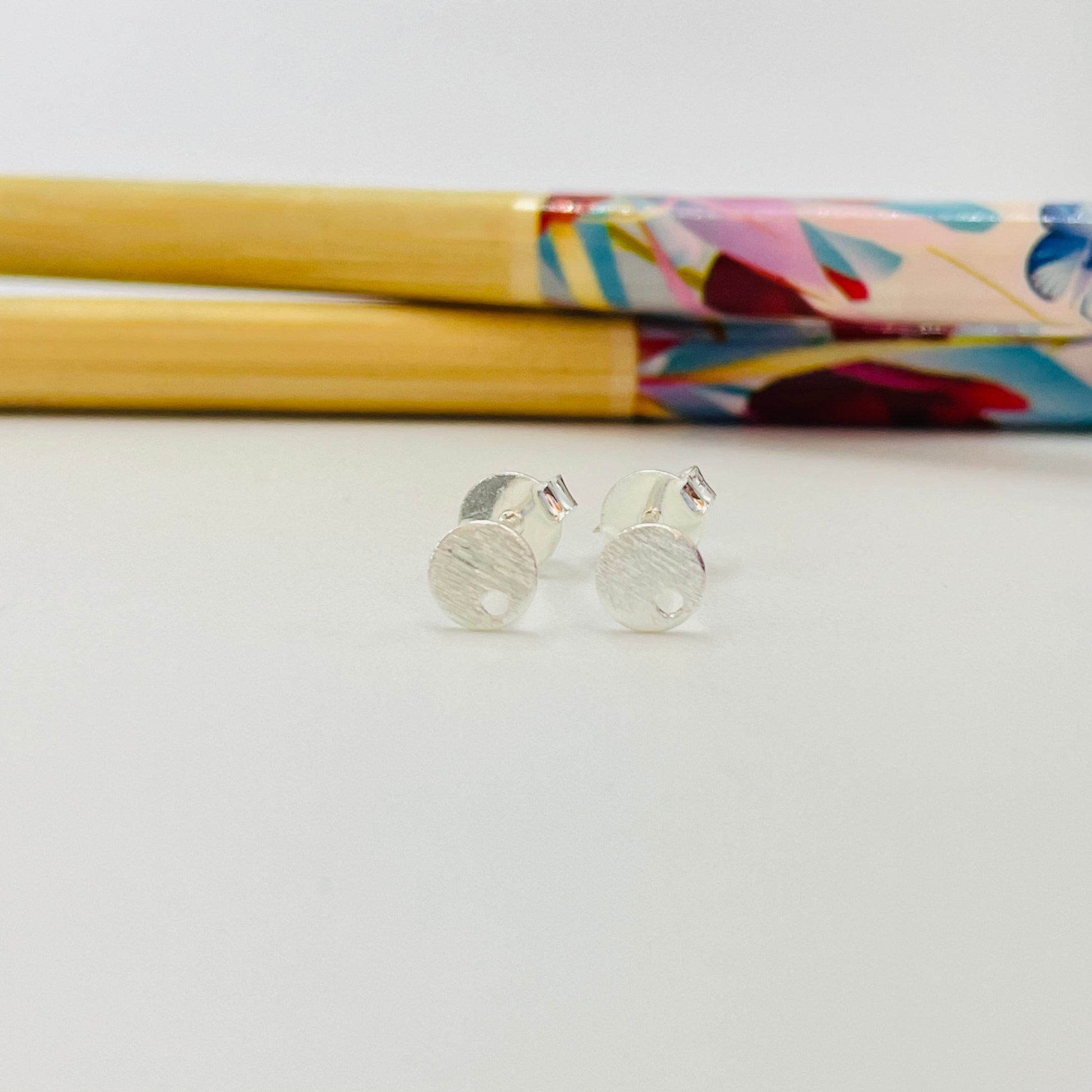 Joyas por Mayor Joyas Bañadas en Plata por Mayor Insumos para Joyas BP109 Base de Aro Redonda Mini perforación inferior Diá. 5 mm Espesor 0.5 mm Base de Aro Baño Plata